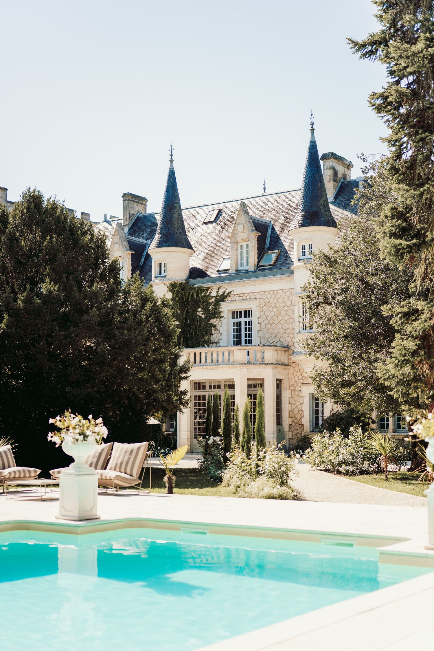 Château de la Couronne, Château de la Couronne is a breathtaking French château which was the back drop for this couples fairytale wedding.