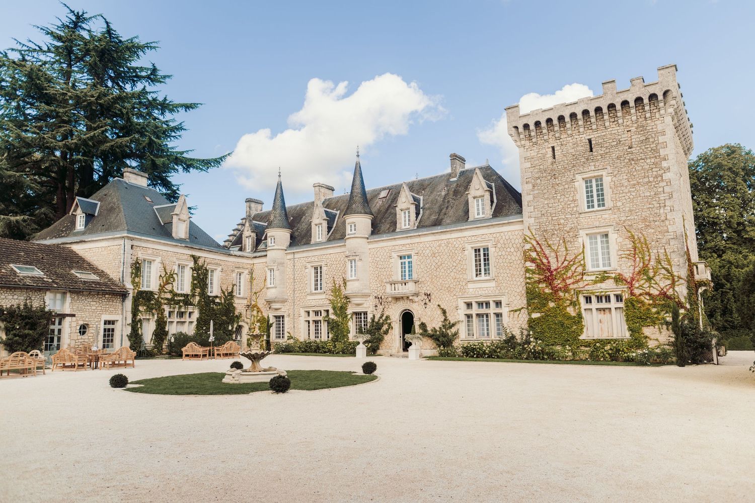 Château de la Couronne, Château de la Couronne is a breathtaking French château which was the back drop for this couples fairytale wedding.