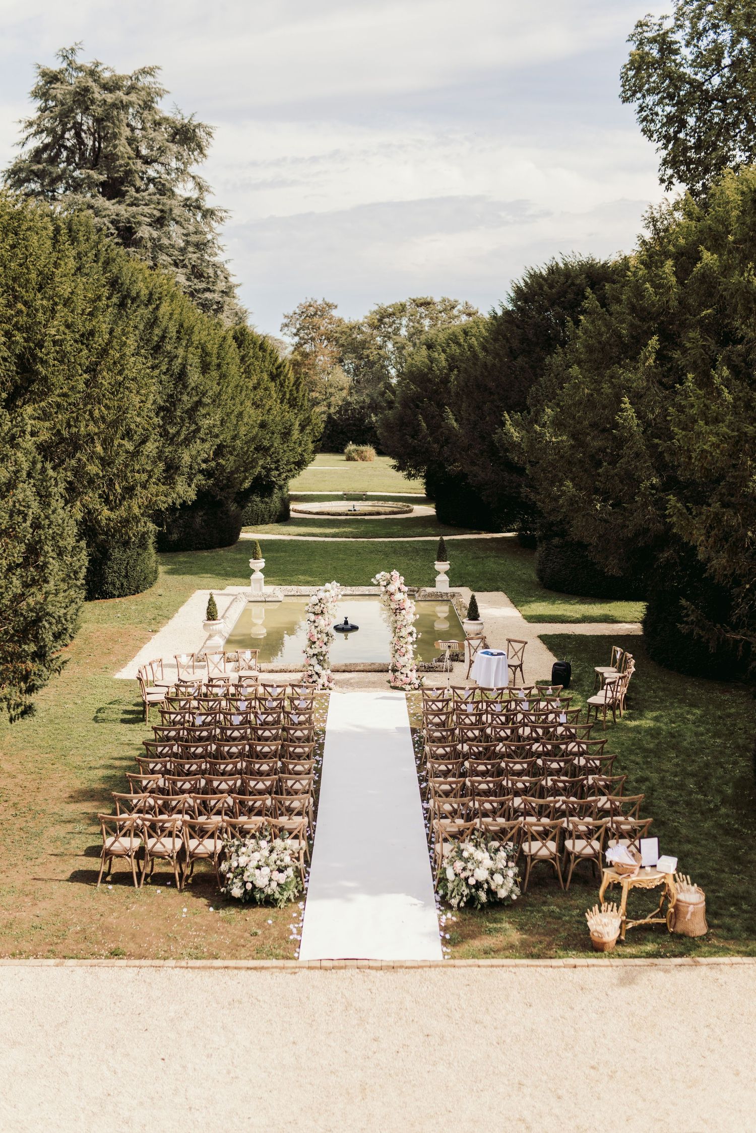 Château de la Couronne, Château de la Couronne is a breathtaking French château which was the back drop for this couples fairytale wedding.