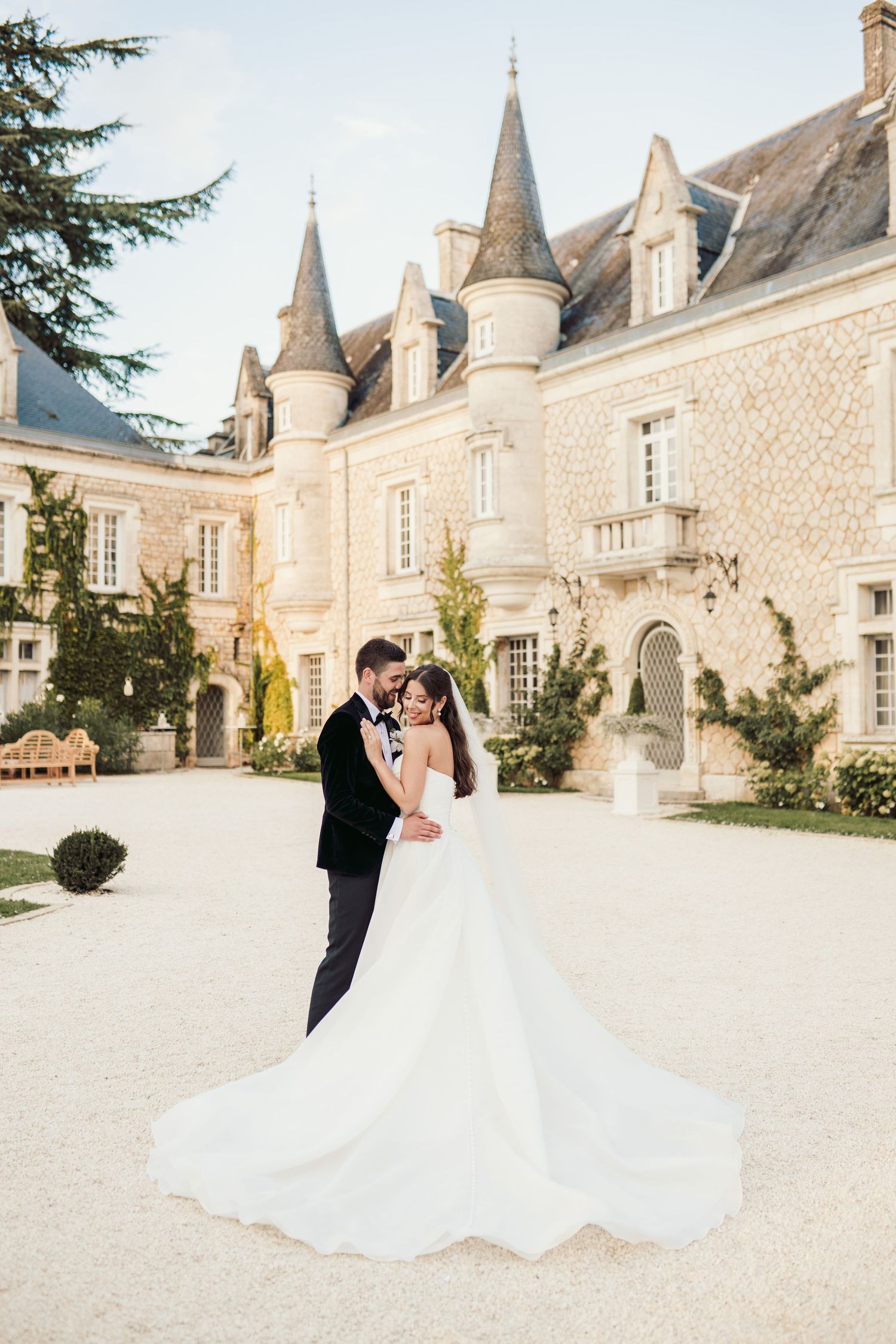 Château de la Couronne, Château de la Couronne is a breathtaking French château which was the back drop for this couples fairytale wedding.