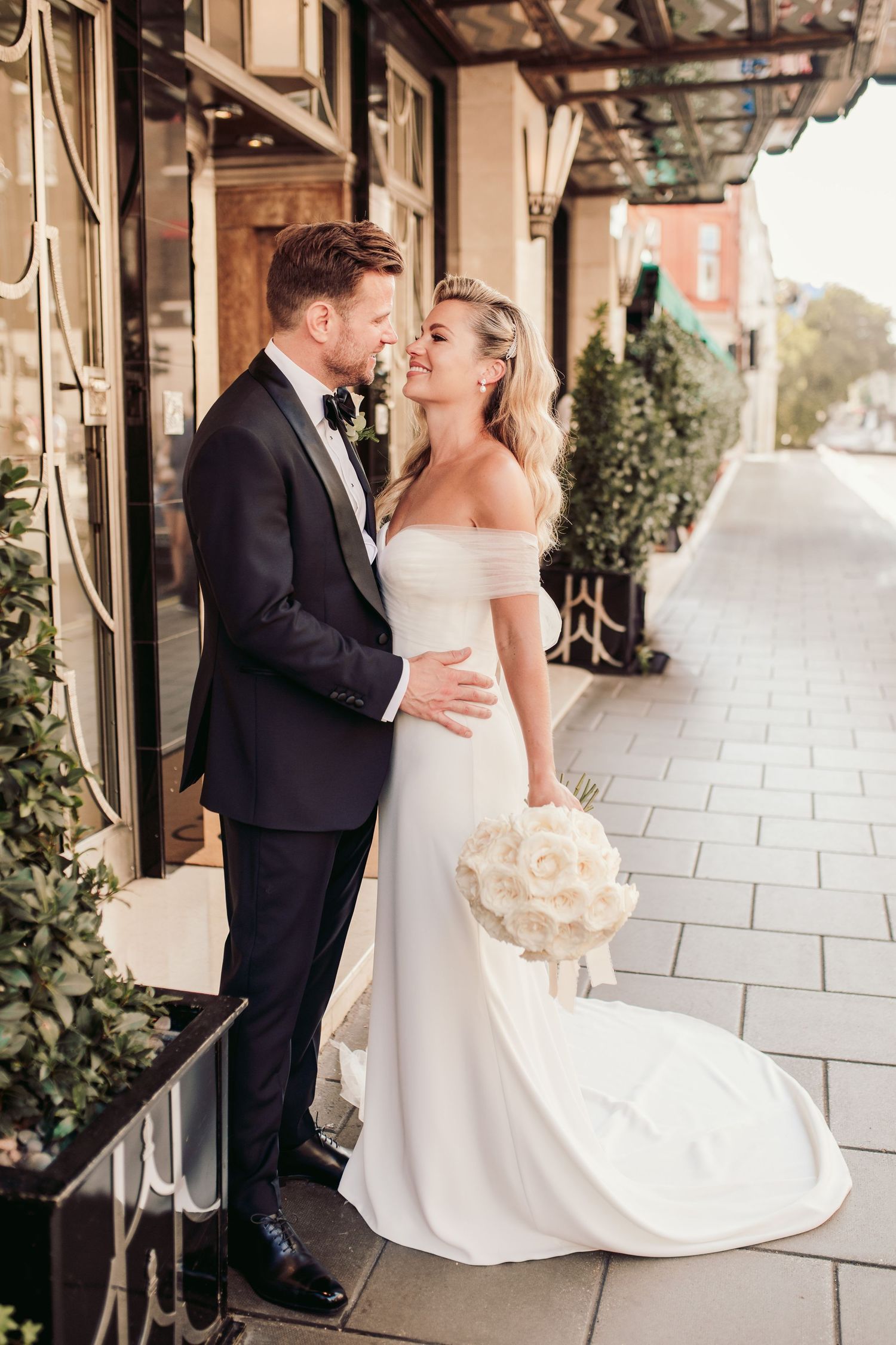 timeless portraits, capturing their love and sophistication amidst the luxurious surroundings of Claridge’s Hotel in Mayfair, London.