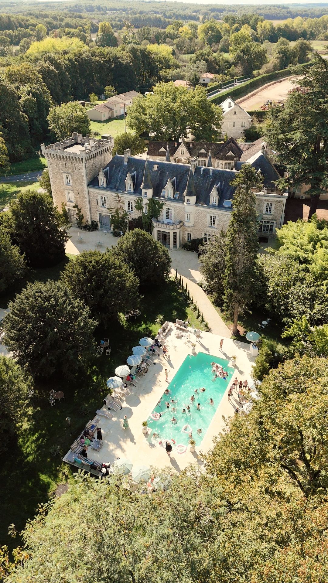 Château de la Couronne, Château de la Couronne is a breathtaking French château which was the back drop for this couples fairytale wedding.