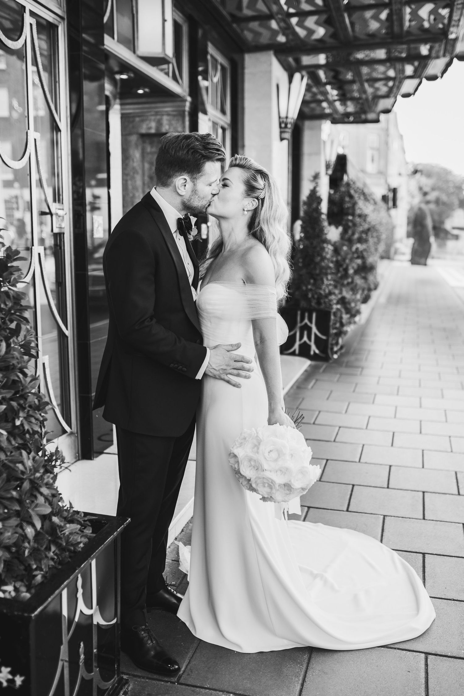 timeless portraits, capturing their love and sophistication amidst the luxurious surroundings of Claridge’s Hotel in Mayfair, London.