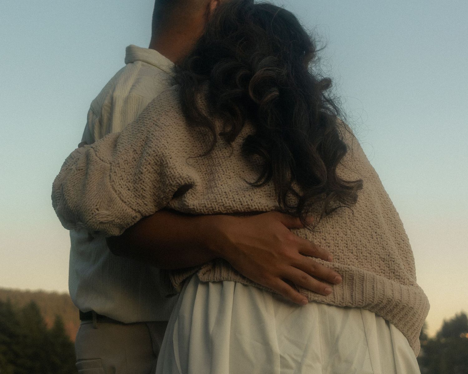 Engagement session, close up of couple, hand on back,