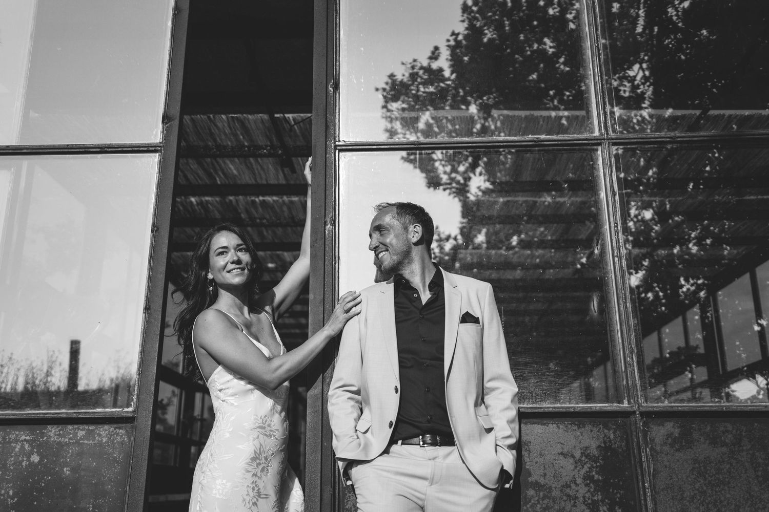Candid black and white portrait of bride and groom at Rio do Prado in Óbidos