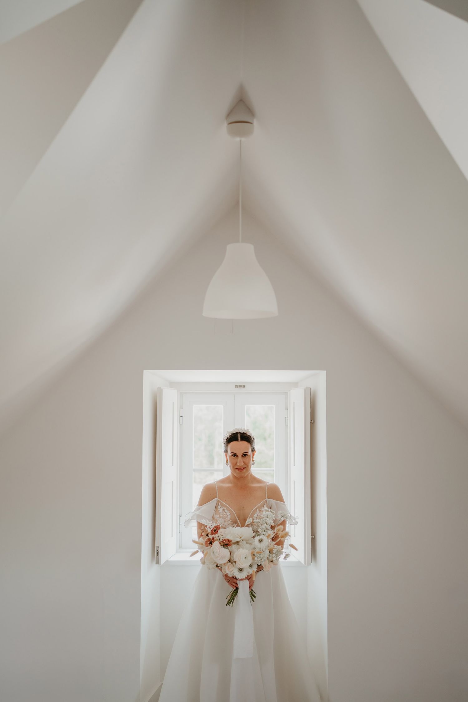 Bride with her bouquet at Colina dos Piscos wedding venue in Portugal