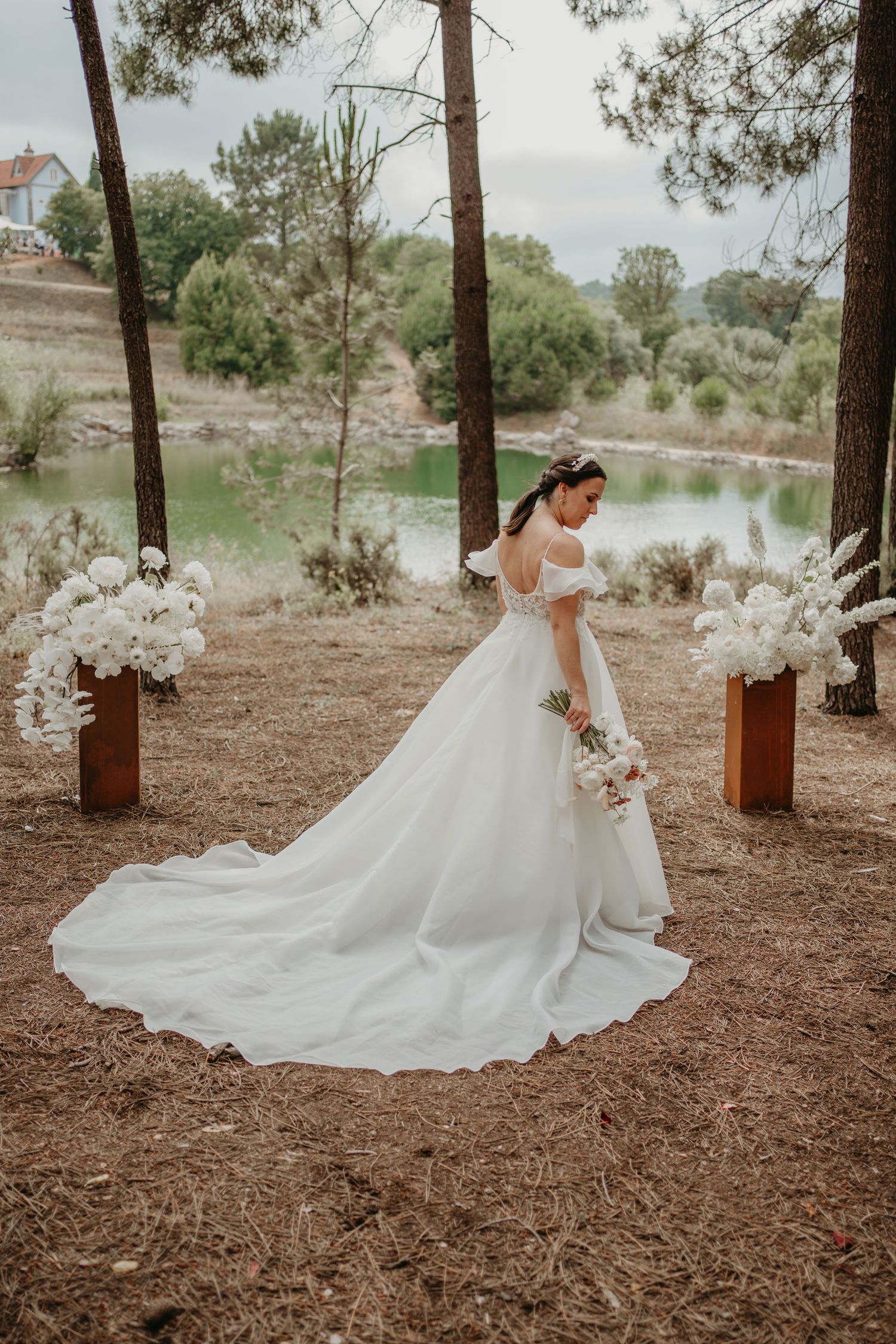 Bride walking through the outdoor ceremony setting at Colina dos Piscos, Portugal