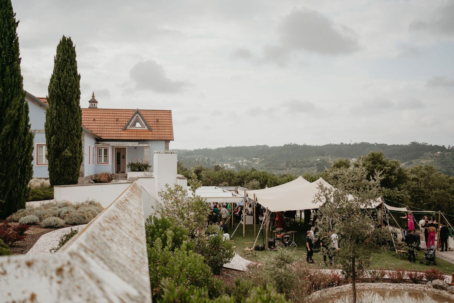 Outdoor wedding celebration at Colina dos Piscos in Ourem, Portugal