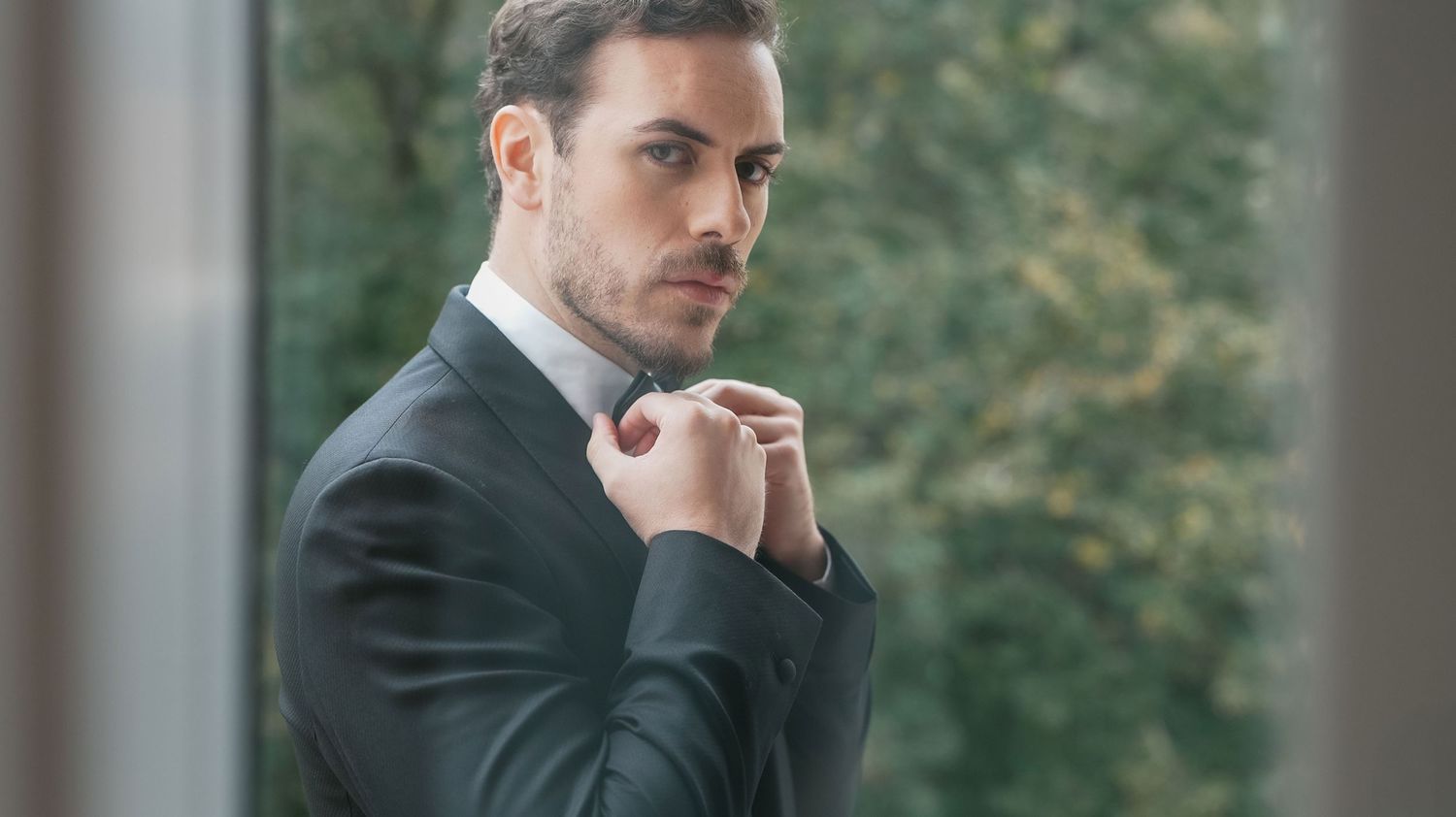 Groom adjusting his bow tie at Camélia Gardens wedding in Sintra, Portugal