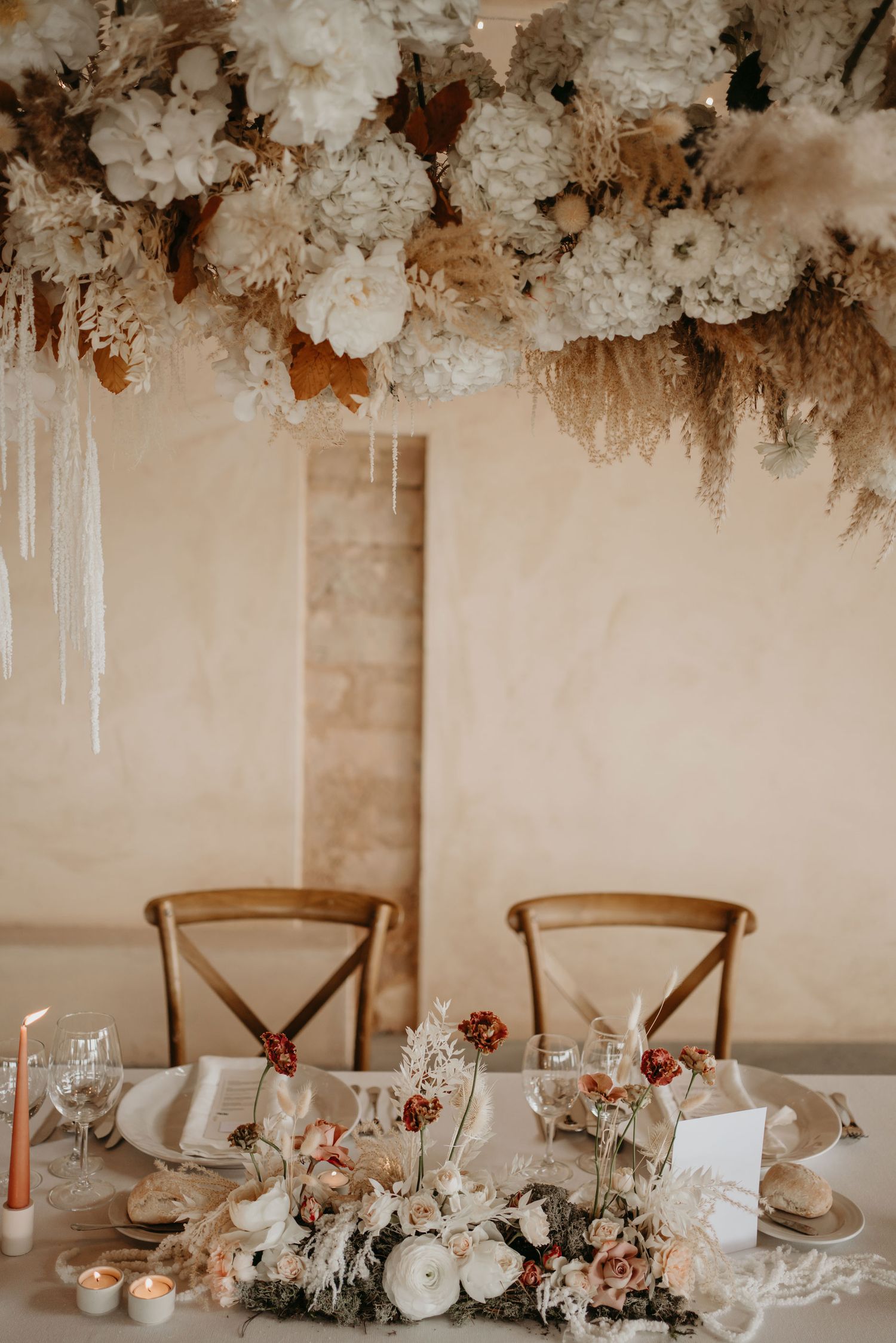 Elegant wedding table and floral decor at Colina dos Piscos in Ourem, Portugal