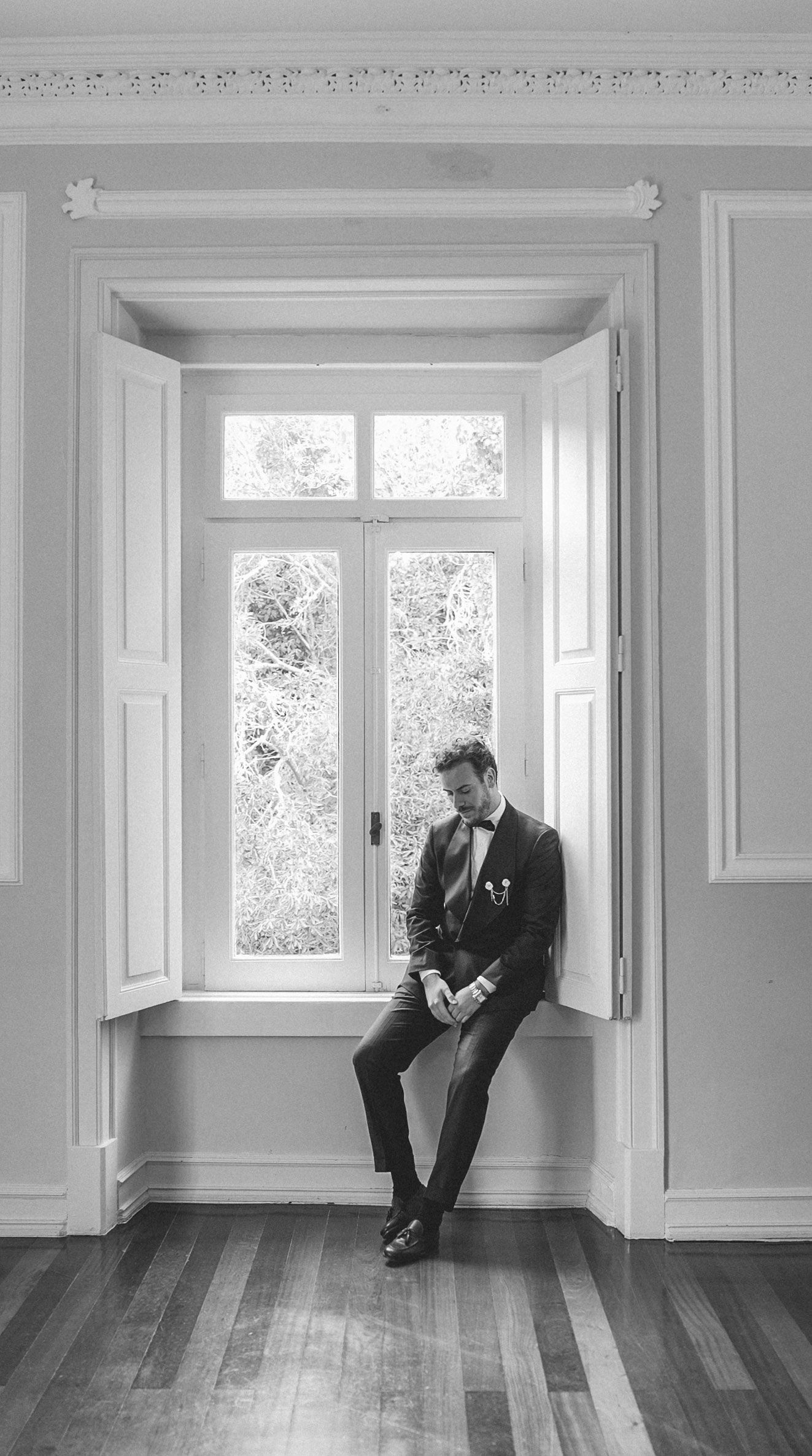 Groom portrait inside Camélia Gardens wedding venue in Sintra, Portugal