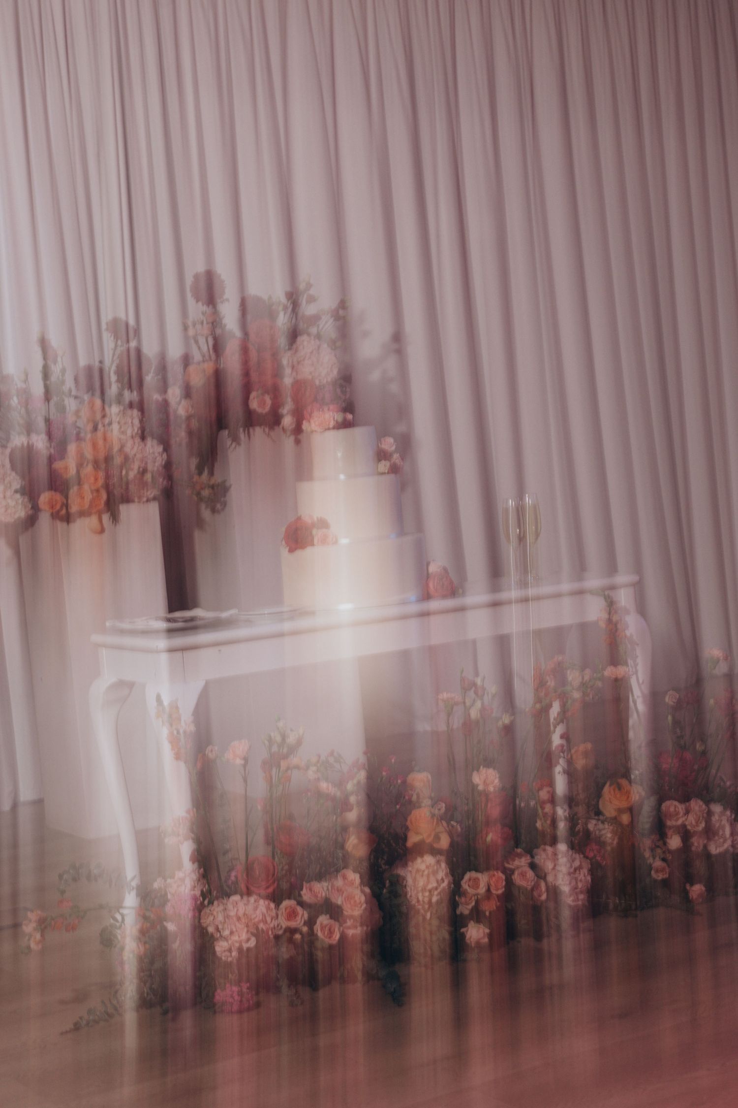 wedding cake and floral decor at Royal Óbidos Spa & Golf, Portugal