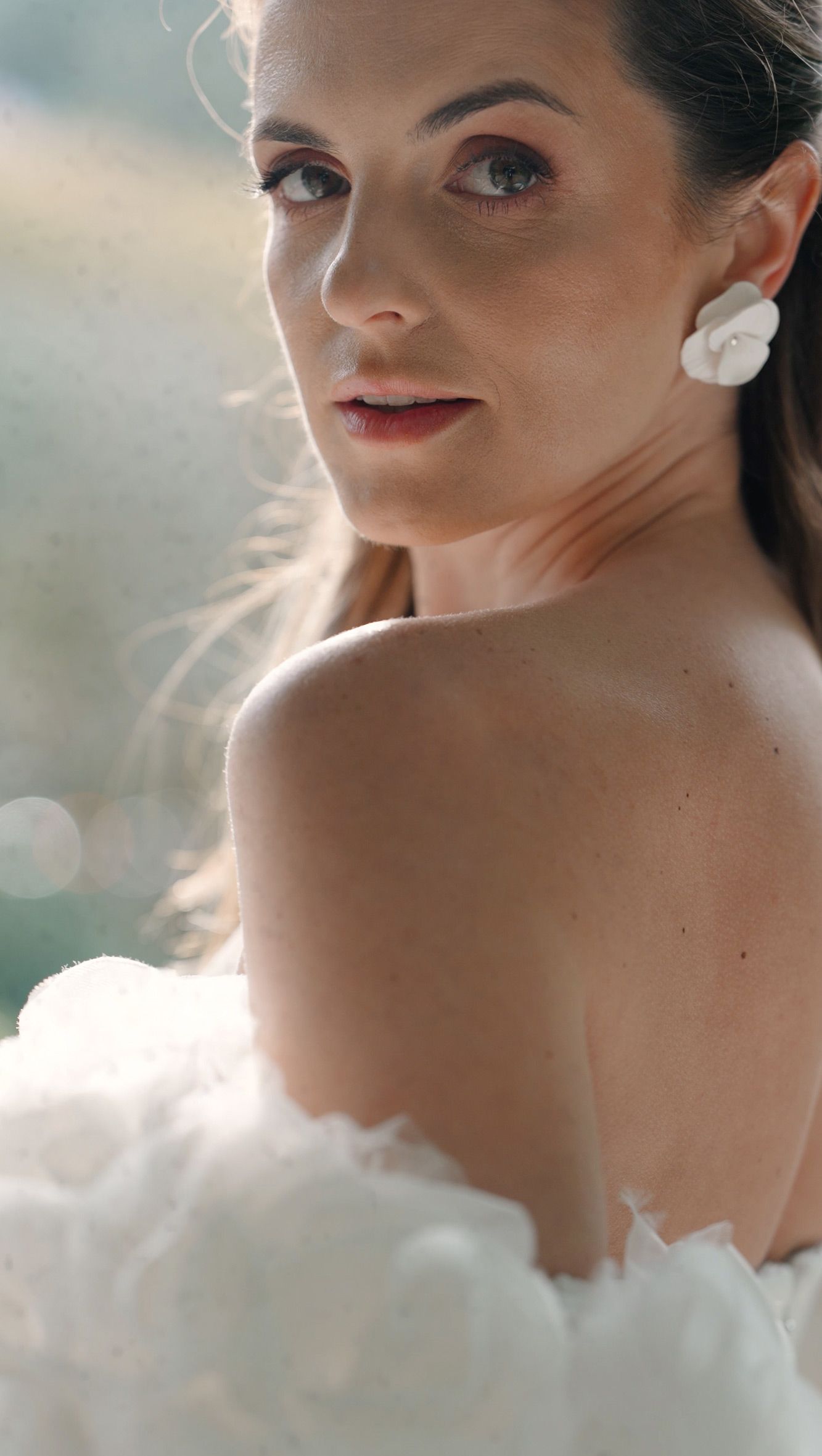 Elegant bridal portrait in natural light at Camélia Gardens, Sintra, Portugal