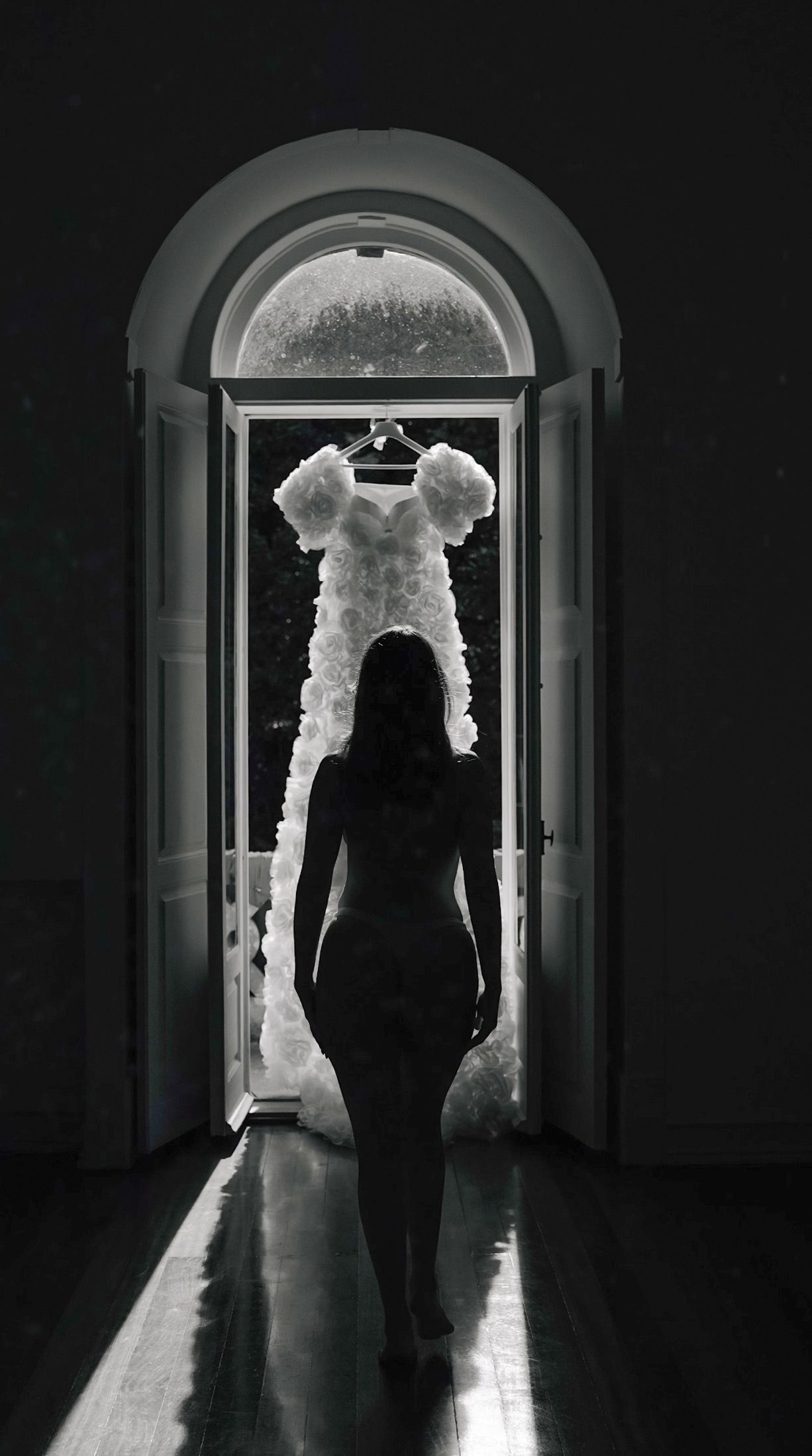 Artistic black and white bridal portrait at Camélia Gardens in Sintra, Portugal