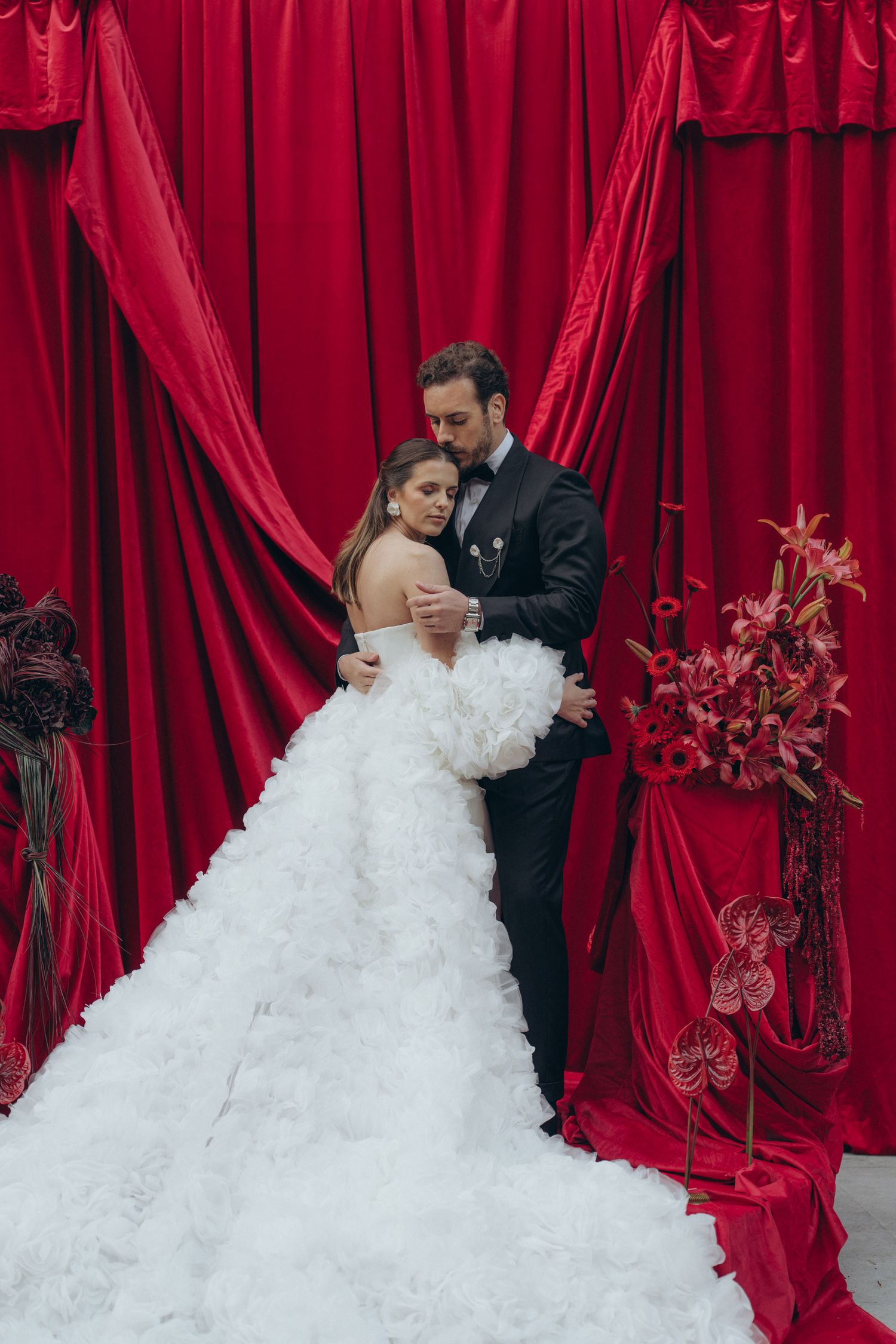 Bride and groom portrait at Camélia Gardens wedding venue in Sintra, Portugal