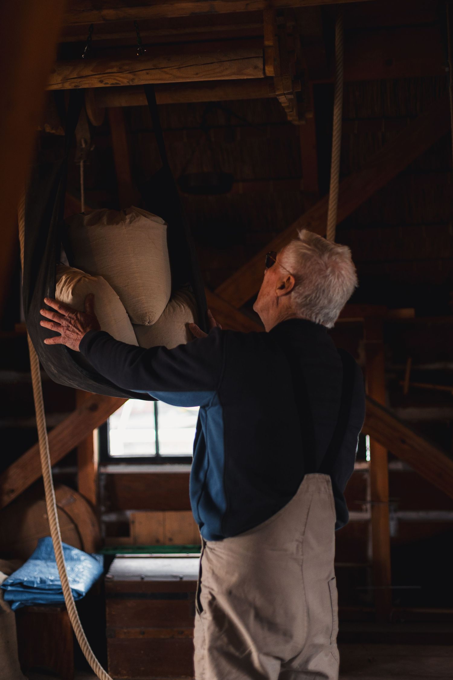 Authentieke ambachtsfotografie Apeldoorn - molenaar aan het werk, door Rosalie Michelle