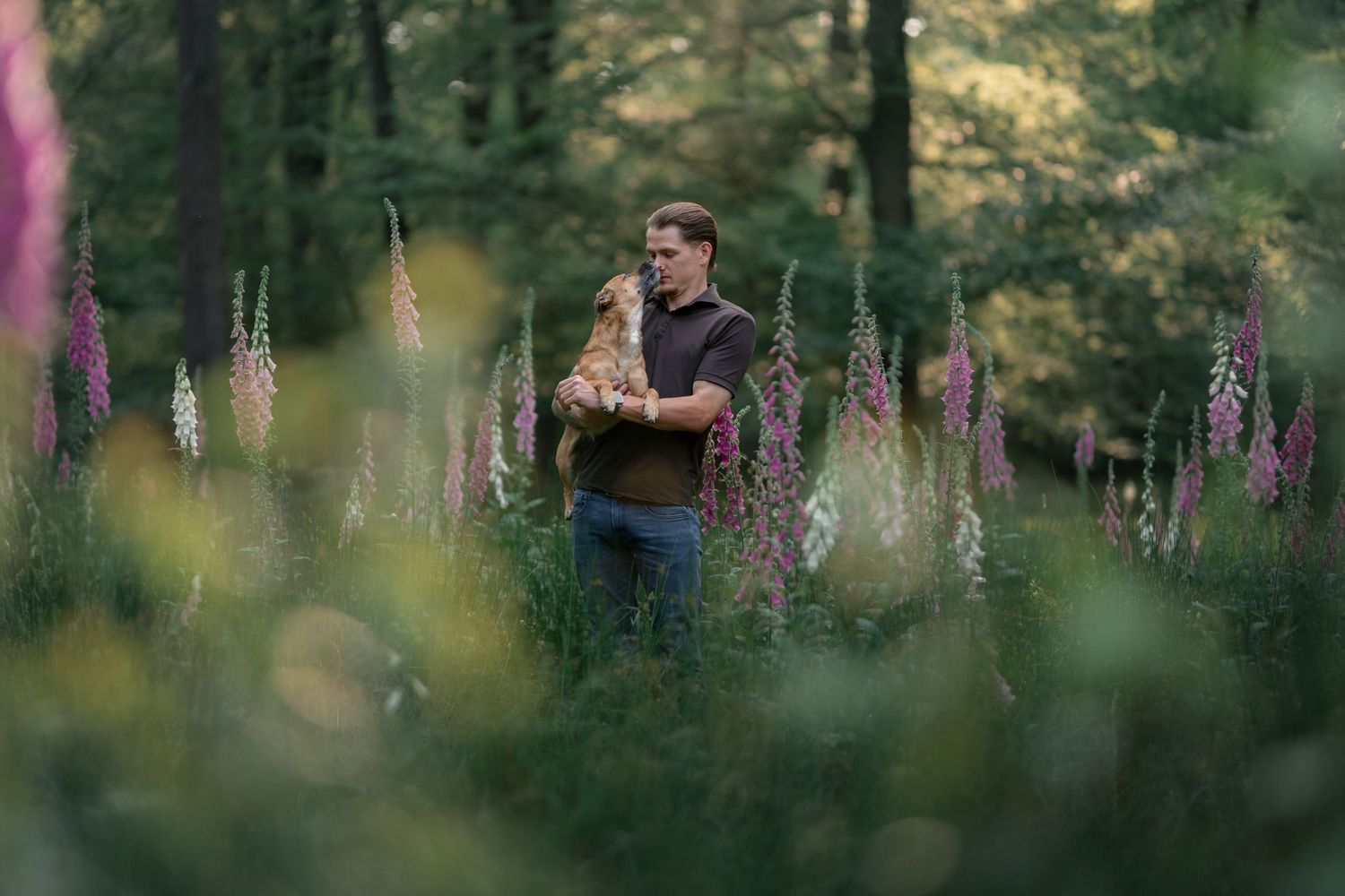 Fotoshoot met je hond samen in het magische bos vol bloemen