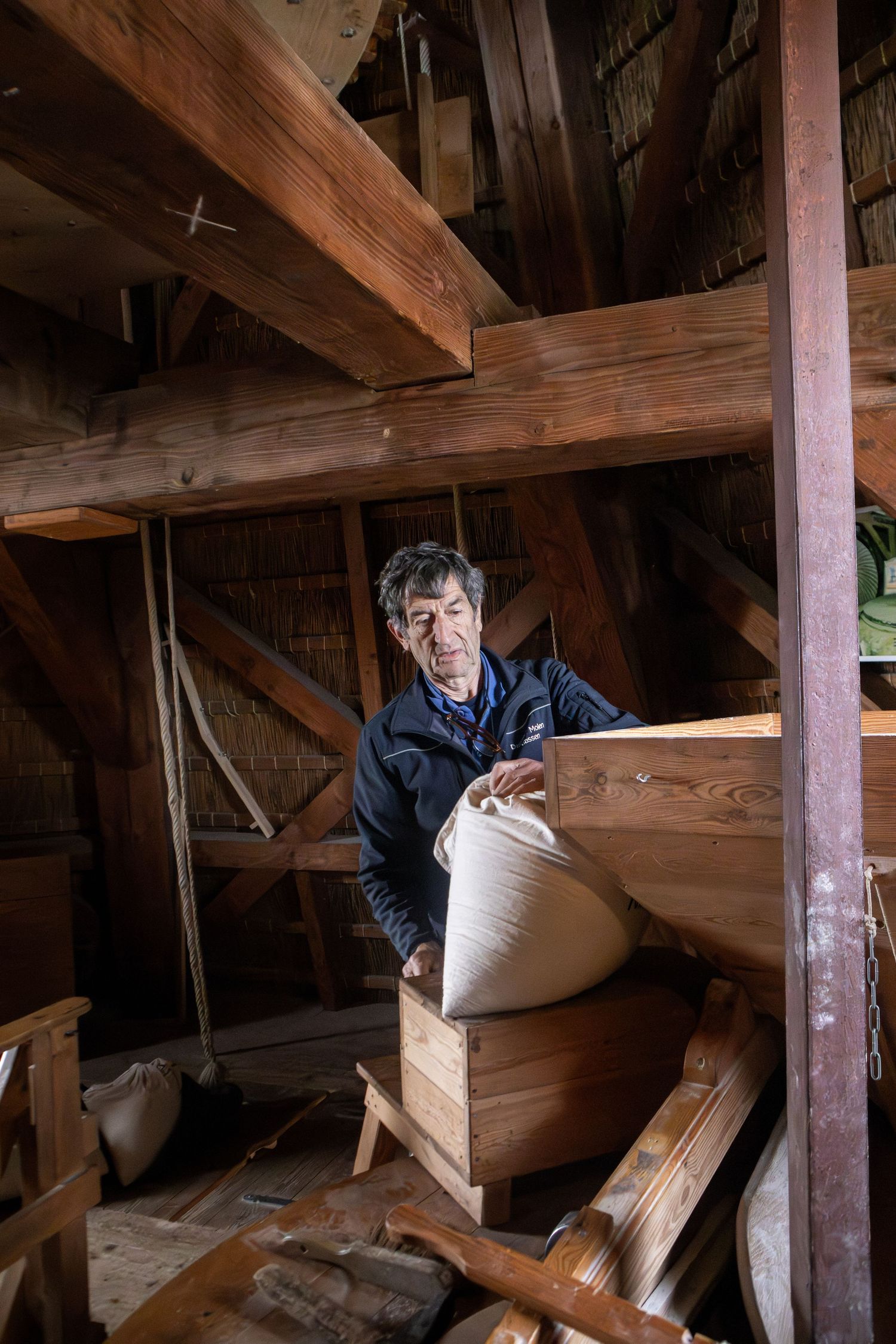 Molenaar Gerrit en het maalproces in Daams Molen Vaassen.