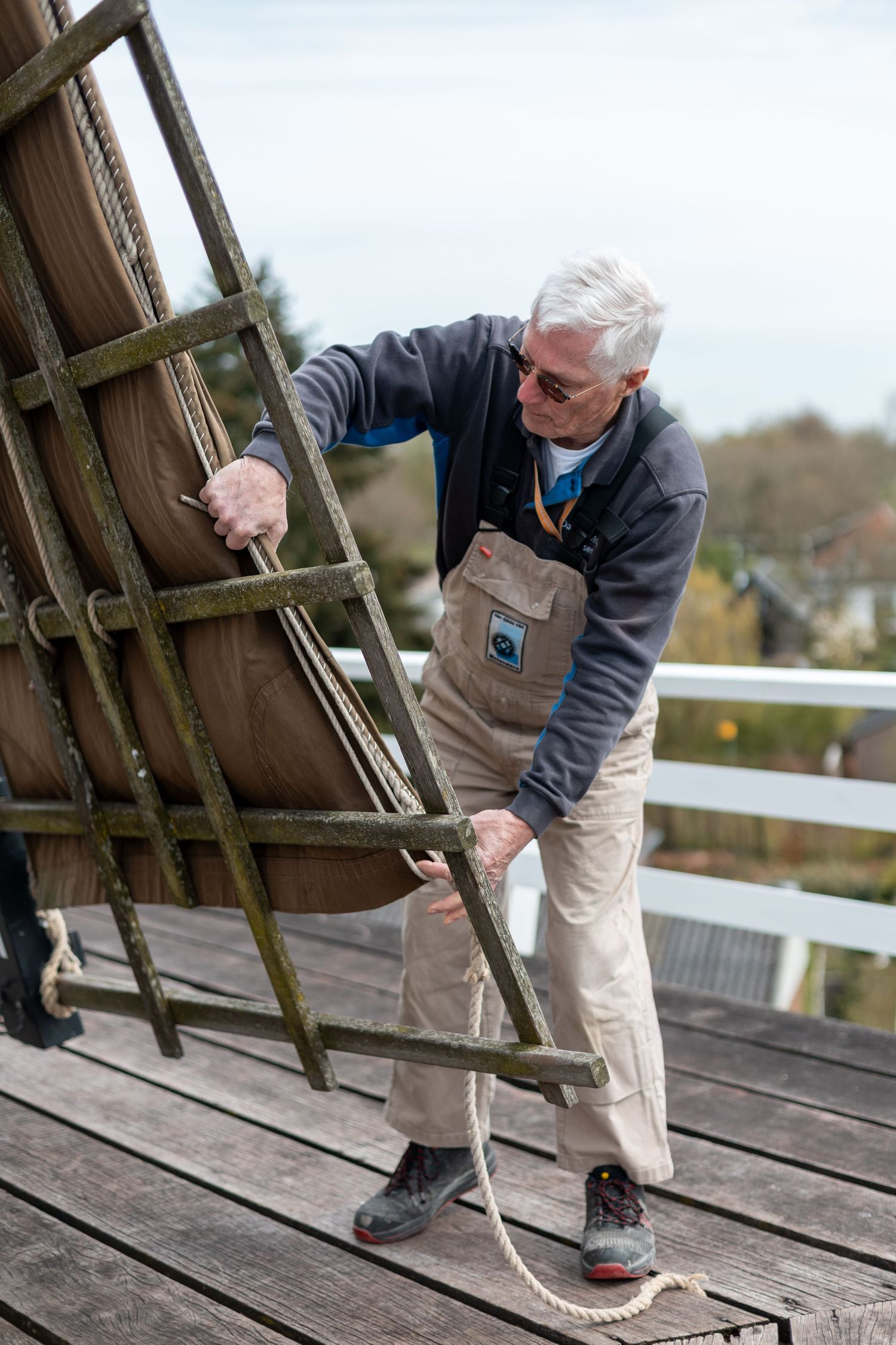 Zeilen leggen op de wieken van een Nederlandse windmolen, door Rosalie Michelle
