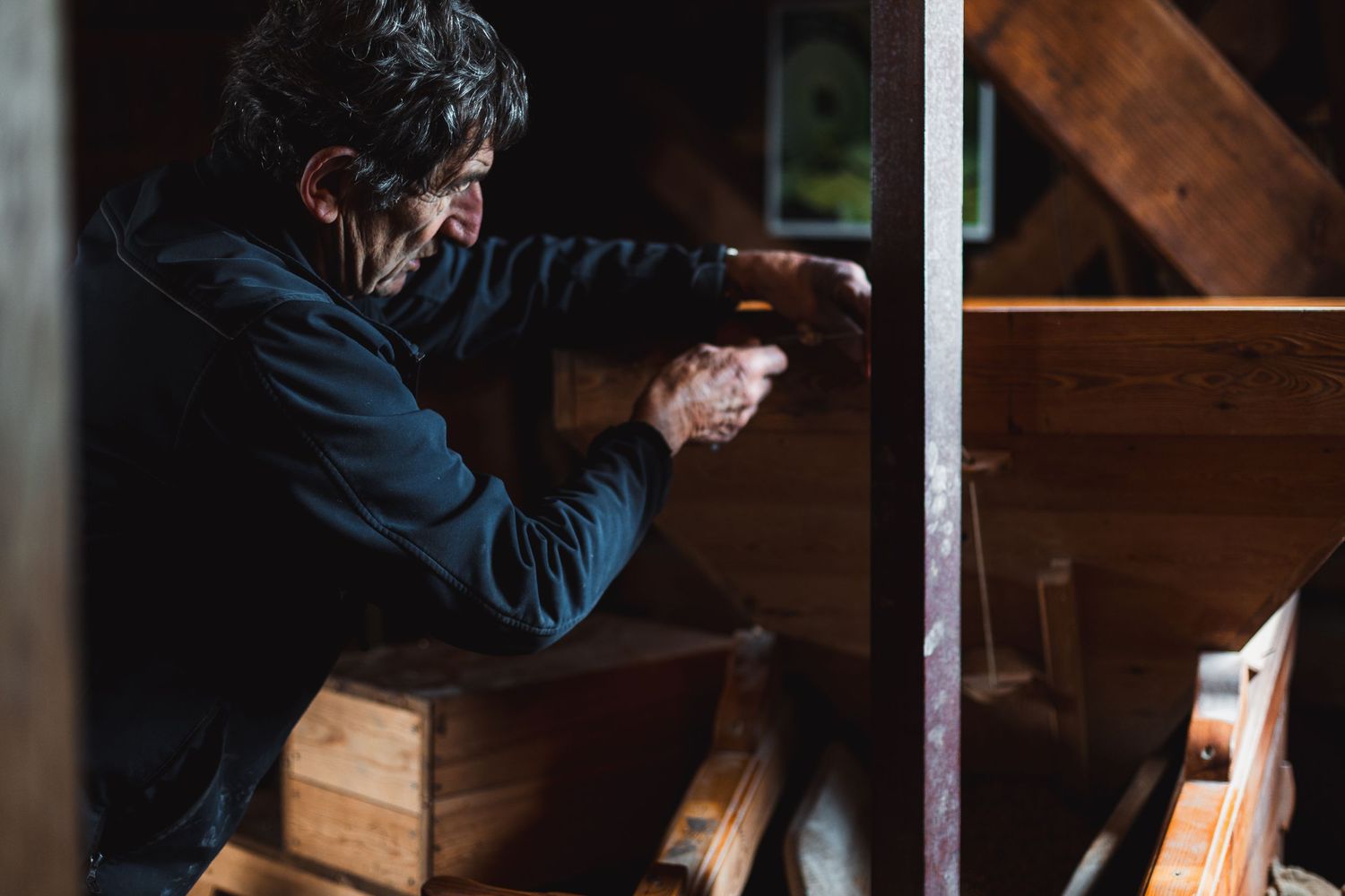 Molenaar Gerrit aan het werk in Daams Molen Vaassen, vastgelegd voor fotograaf Rosalie Michelle