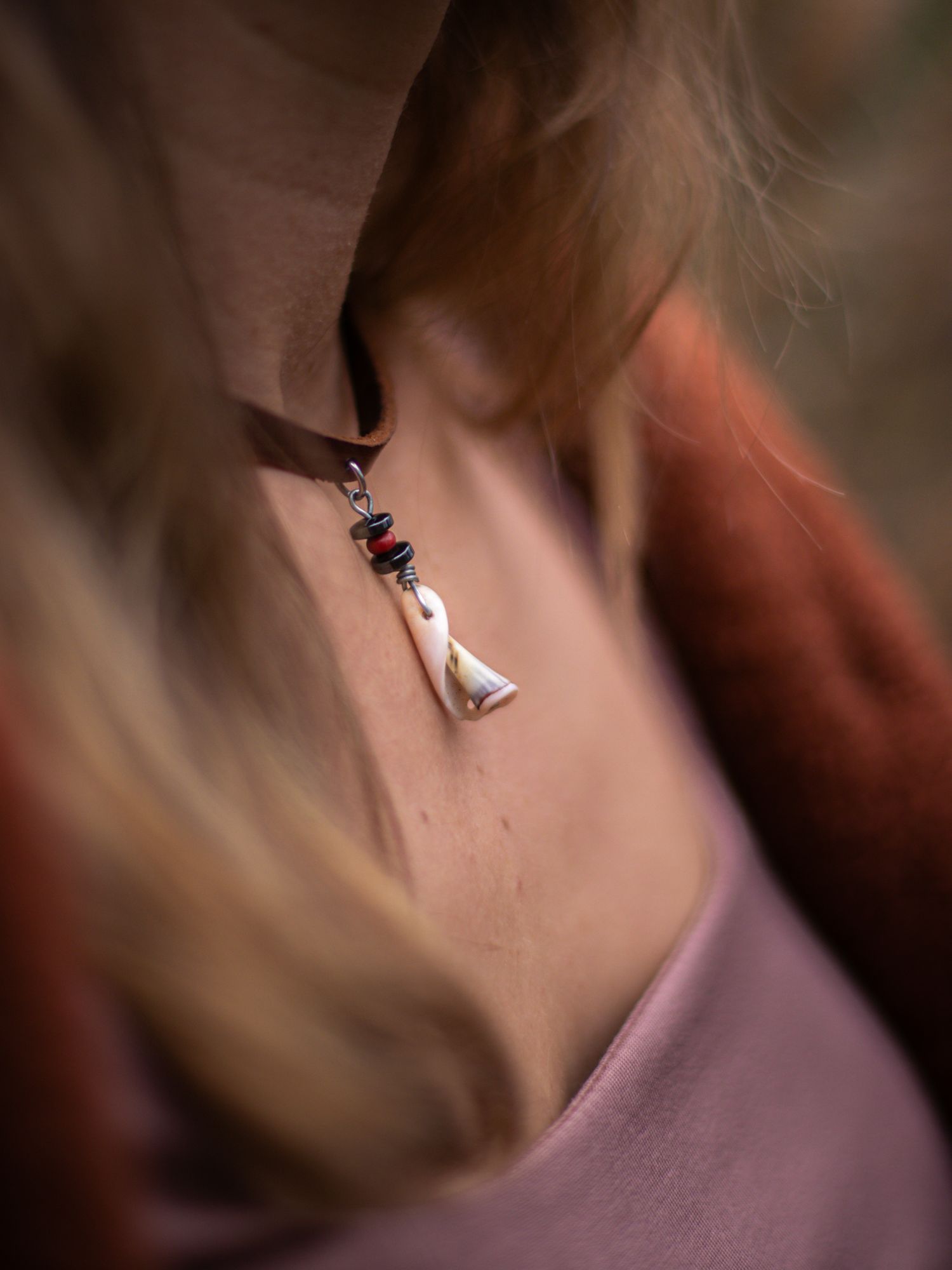 Product shoot van sieraden met Myrthe Alexandra, door branding fotograaf Rosalie Michelle in regio Apeldoorn (Veluwe)