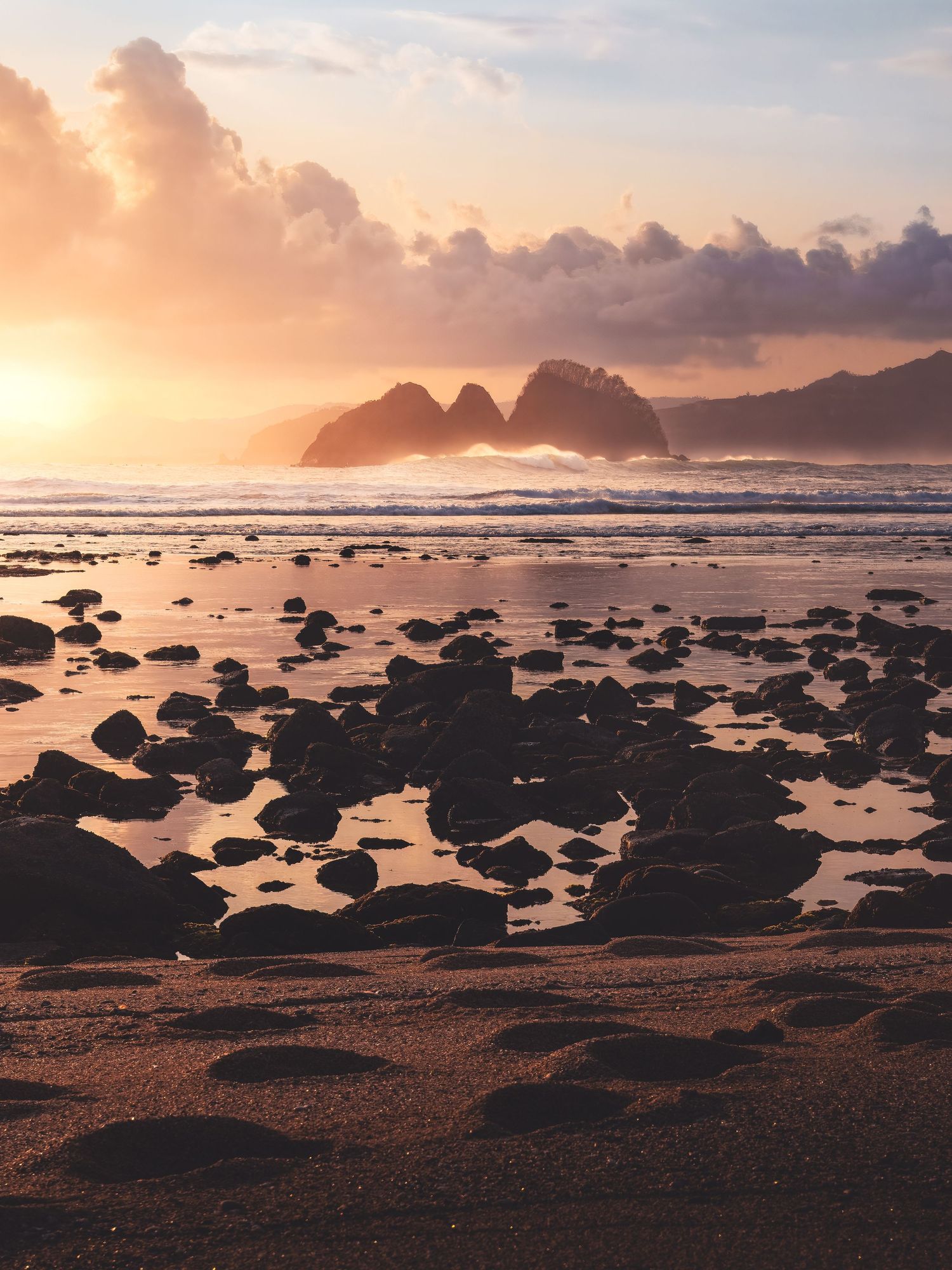 Vibrant sunset at Mawi Beach, captured by Rosalie Michelle in Lombok, Indonesia