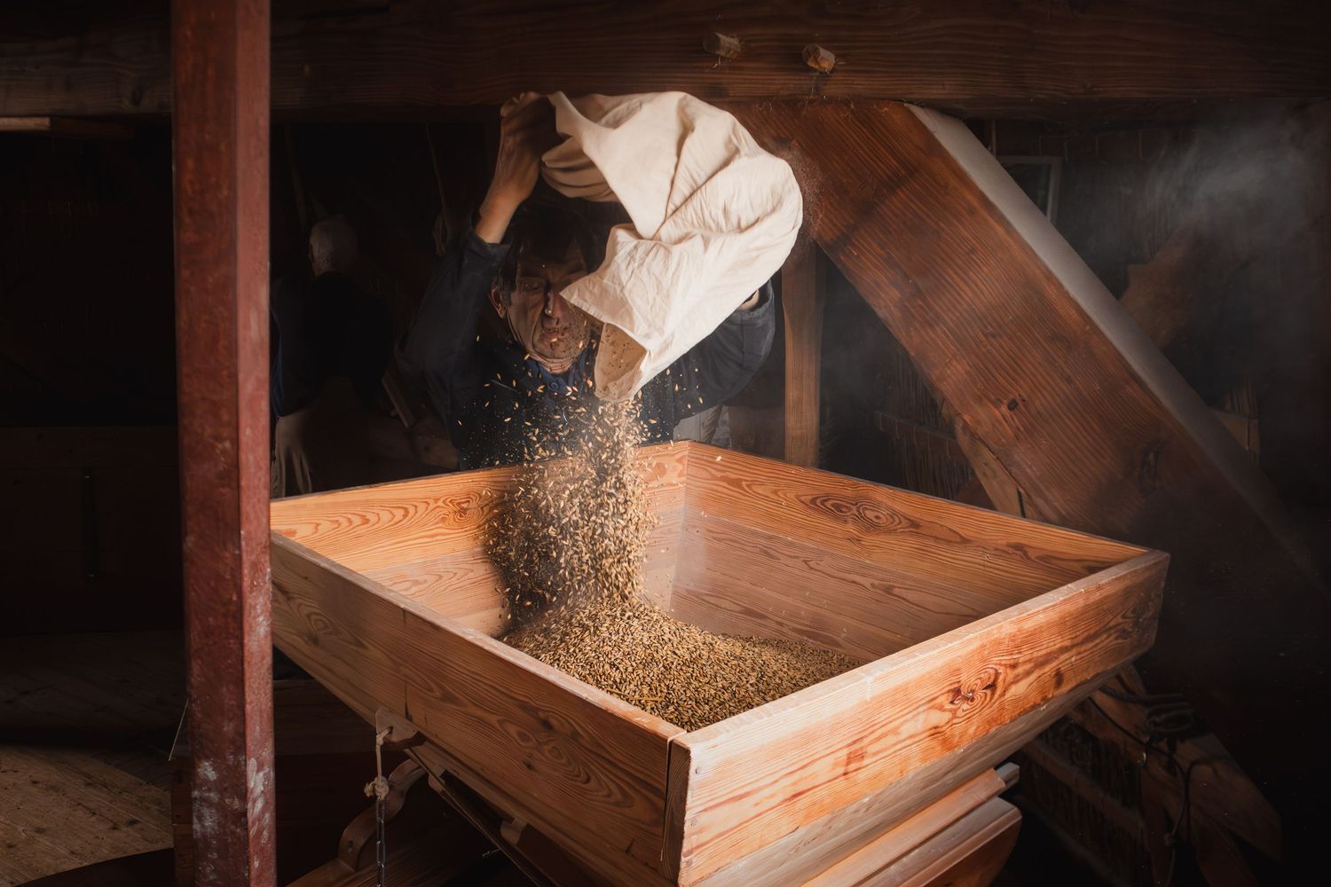 Molenaar Gerrit aan het werk in Daams Molen Vaassen. Door fotograaf Rosalie Michelle