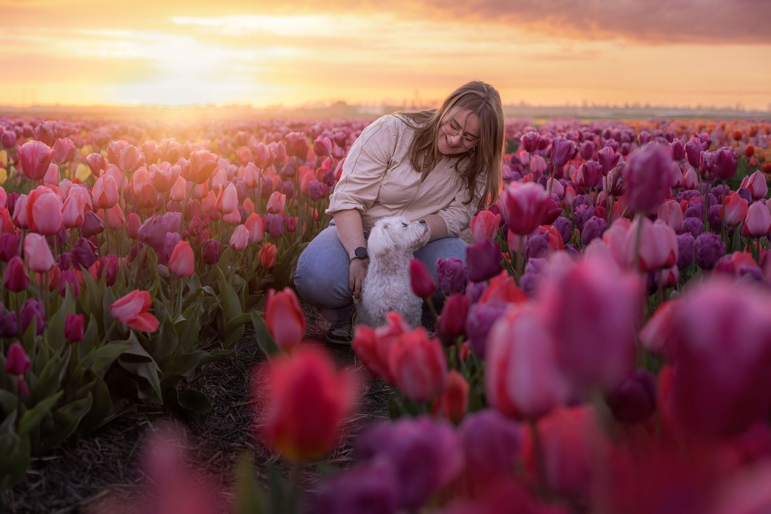 De band tussen hond en baasje tussen de tulpen door fotograaf Rosalie Michelle