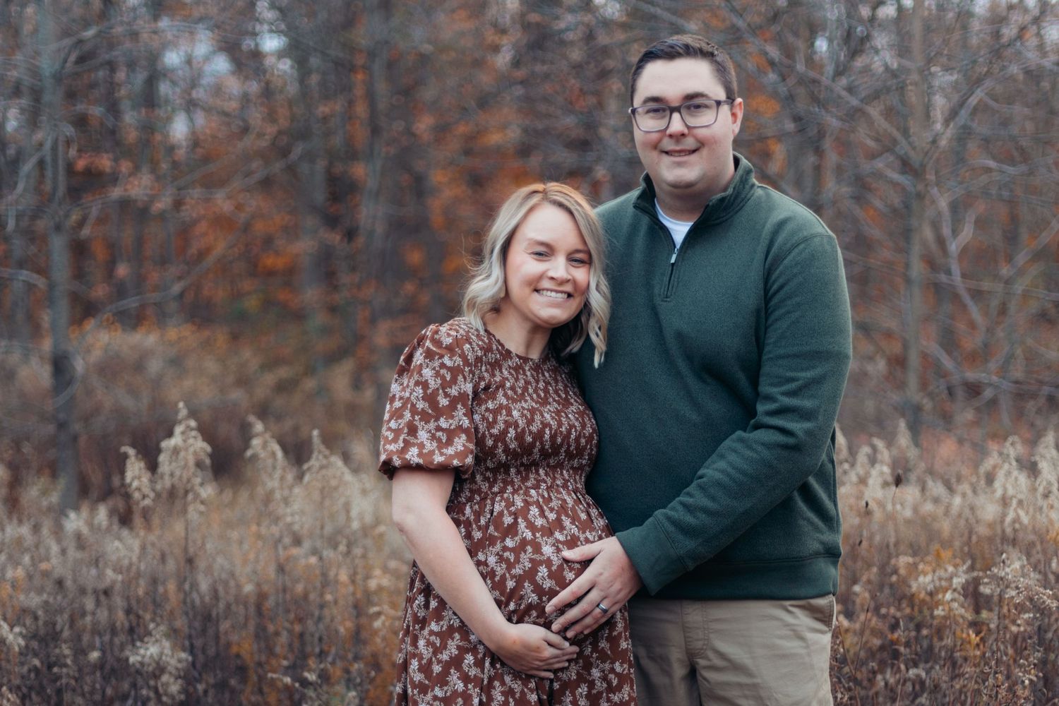 Davison Michigan maternity photographer capturing an expecting couple in a fall outdoor setting