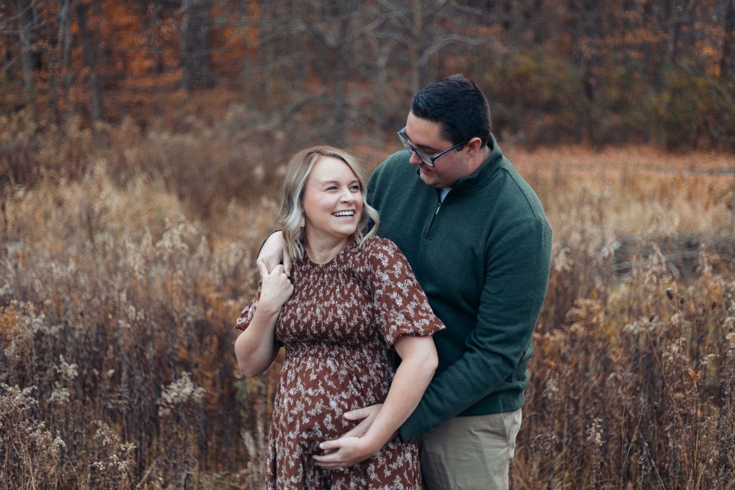 Davison Michigan maternity photographer capturing an expecting couple in a fall outdoor setting