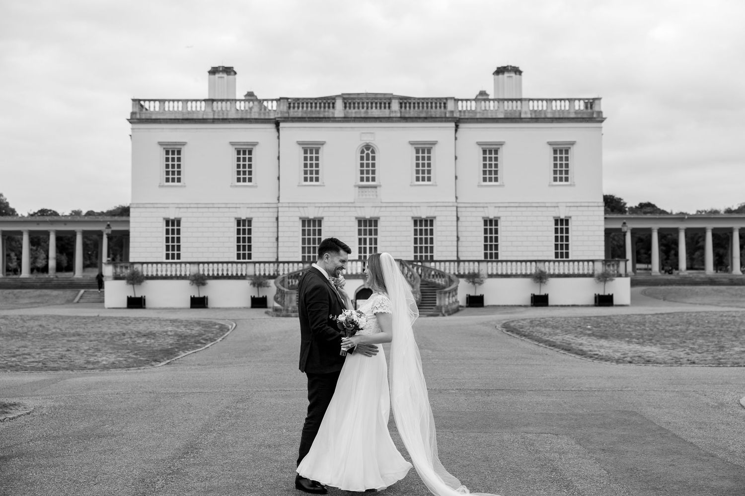 Wedding at the Queen’s House – Romantic black-and-white portrait of a couple standing before the Queen’s House in Greenwich, London.