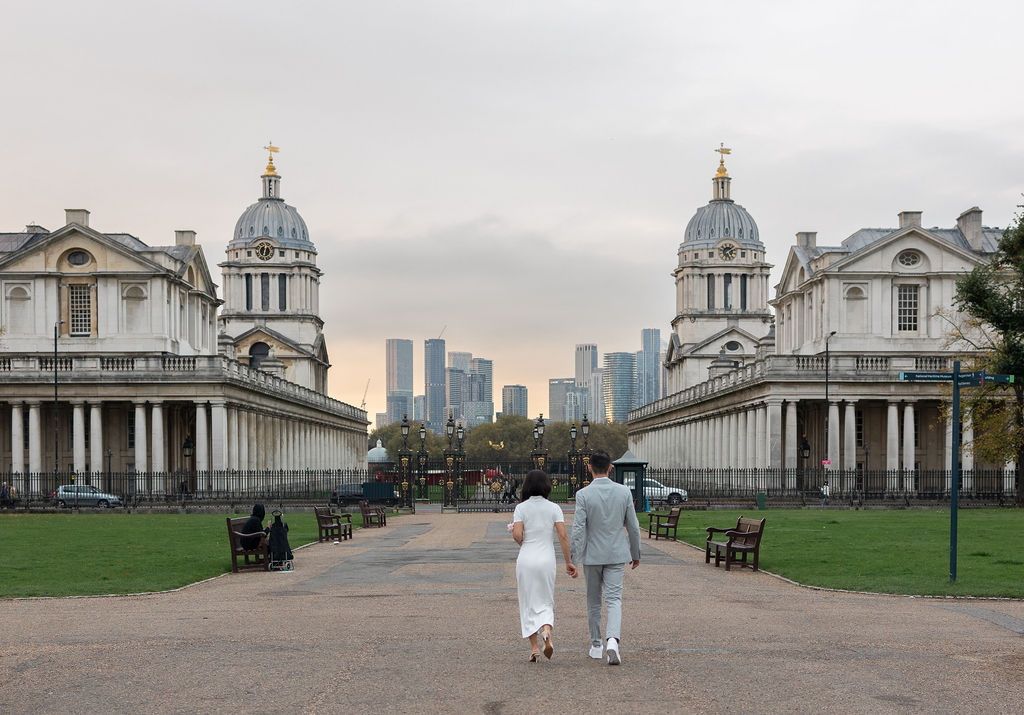 Elegant wedding couple walking towards to the Old Royal Naval College in Greenwich, London — modern and romantic portrait by Alba del