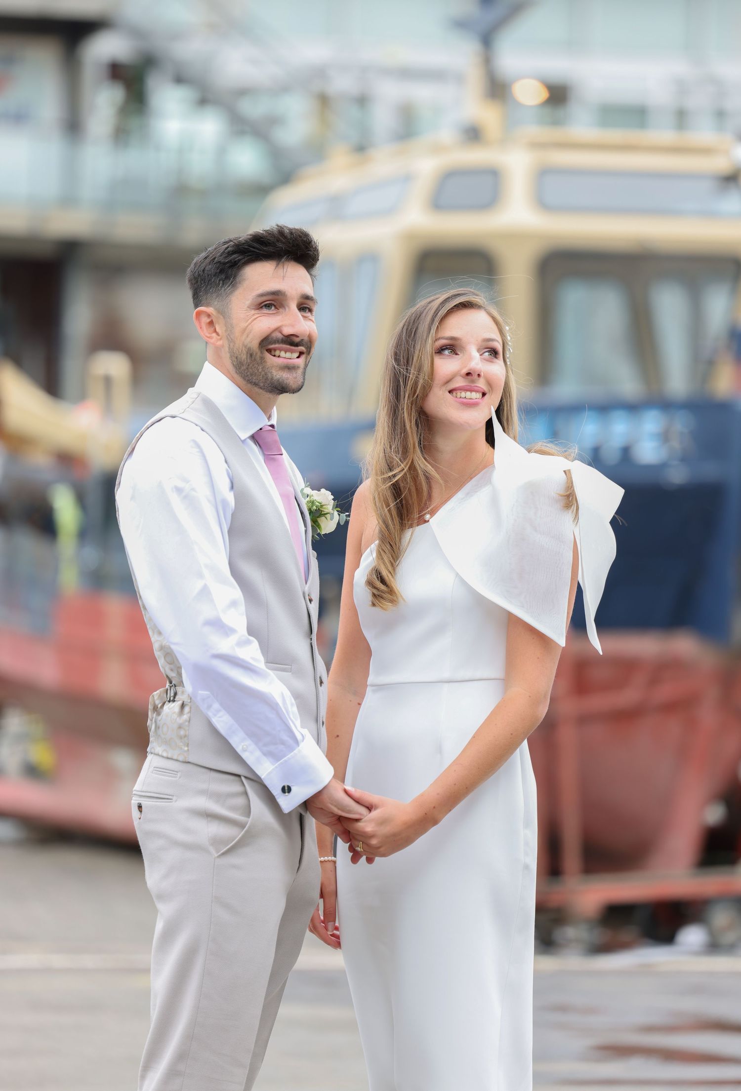 Elegant and minimalist wedding couple posing at the Greenwich Yacht Club with boats in the background, Alba del Sol photographer