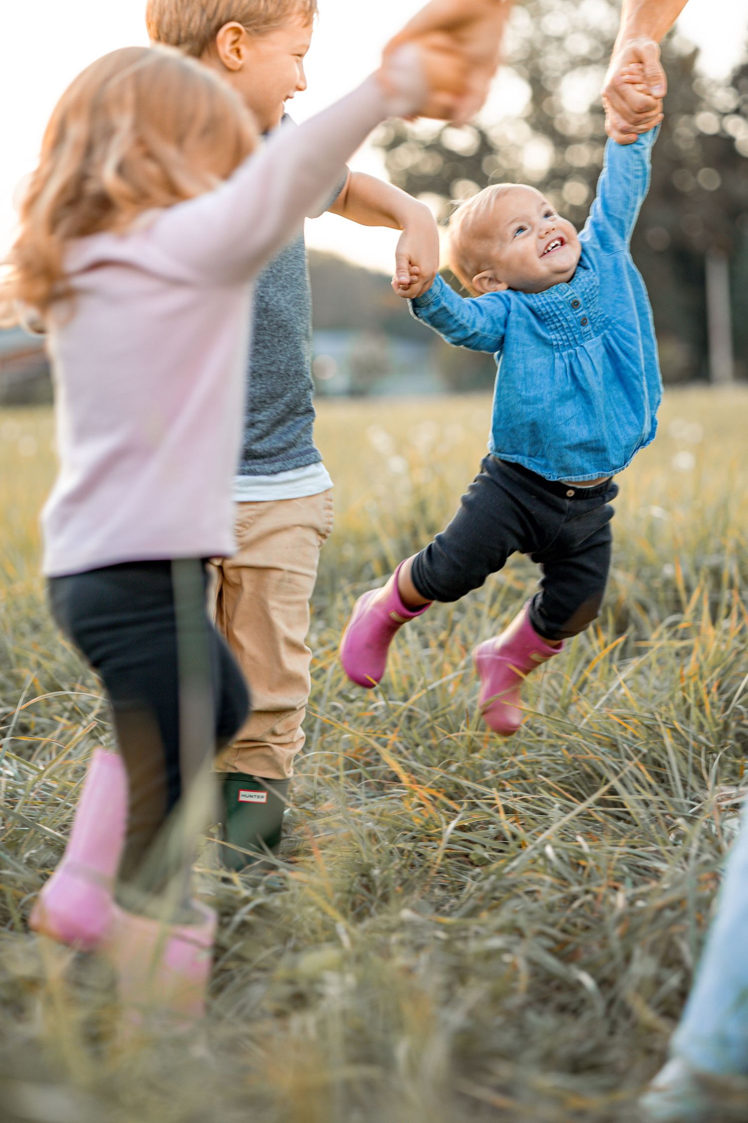 Golden hour family photo. Candid family photo. PNW family photo session in a field. Outdoor family photos. Kids photo
