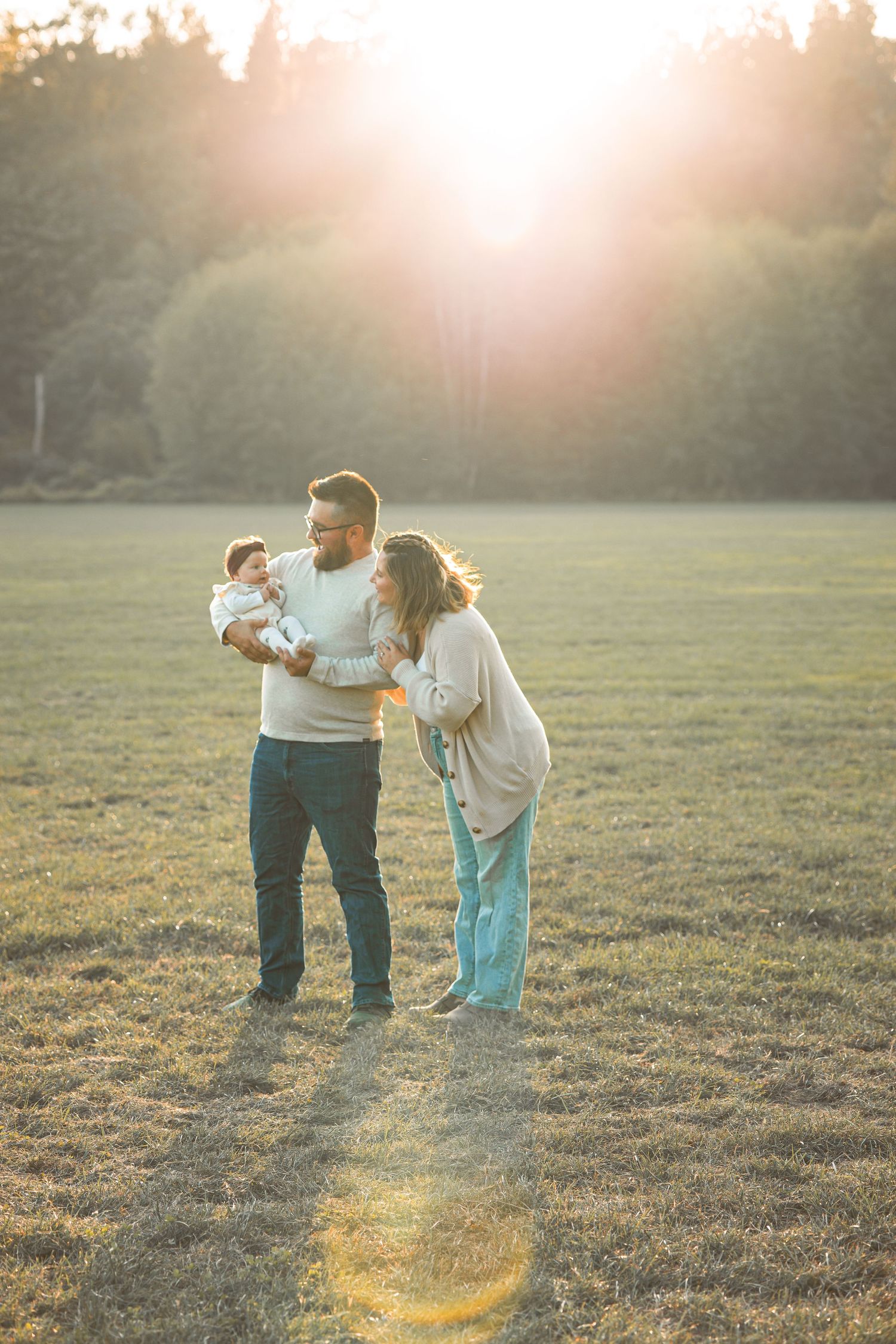 Golden hour family photo. Candid family photo. PNW family photo session in a field. Outdoor family photos.
