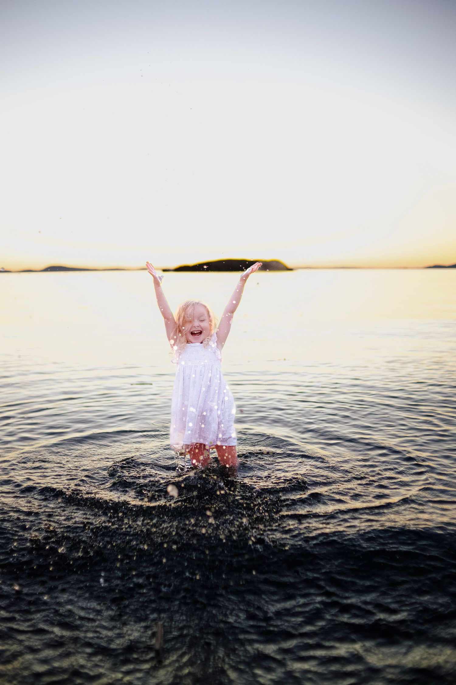 Golden hour family photo. Candid family photo. PNW family photo session in the puget sound. Outdoor family photos.