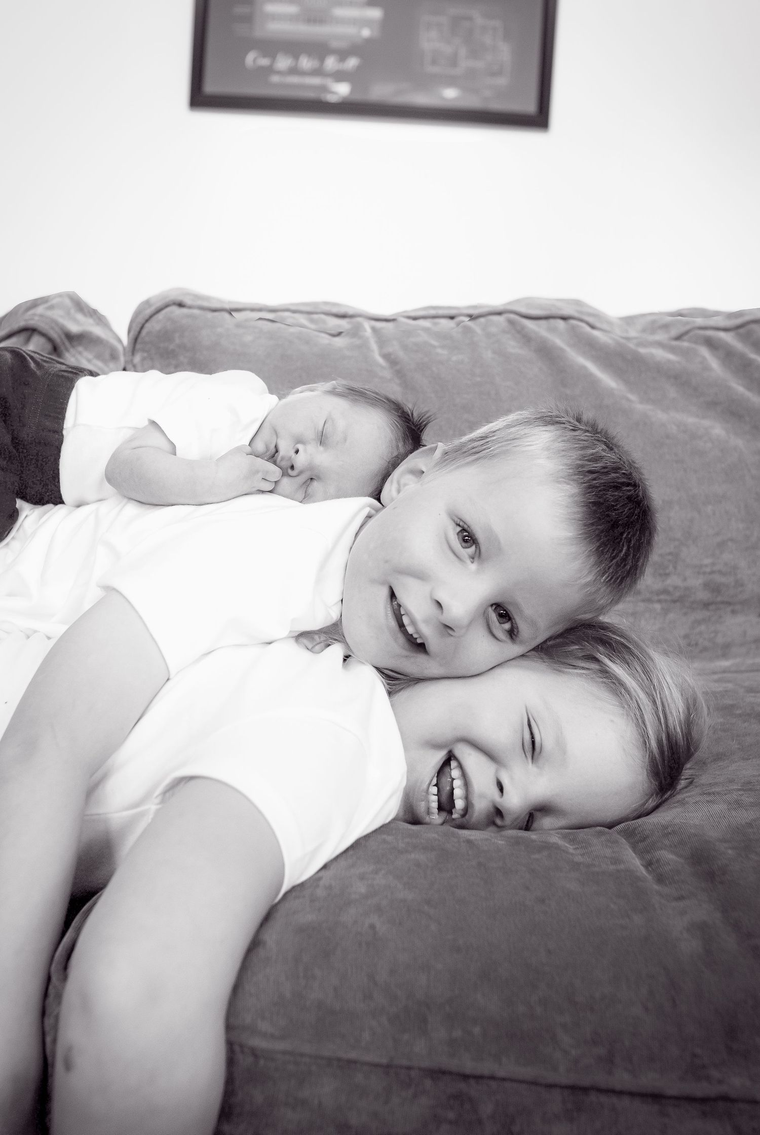 Lifestyle newborn session. Indoor newborn photography. Sibling newborn photos. Candid newborn photo.