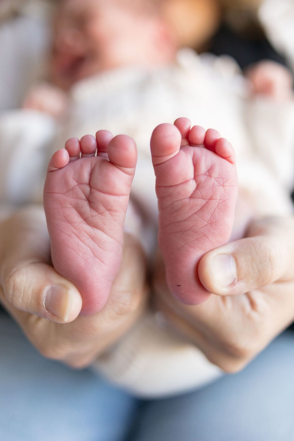 Detail newborn photo. Lifestyle newborn session. indoor newborn photography