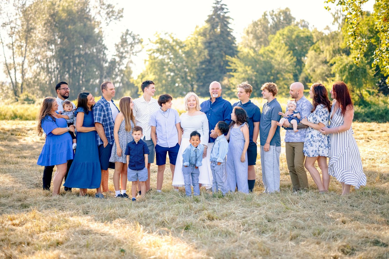 Full sun family photo session. Large group family photo. PNW family photo session in a field. Outdoor family photos.