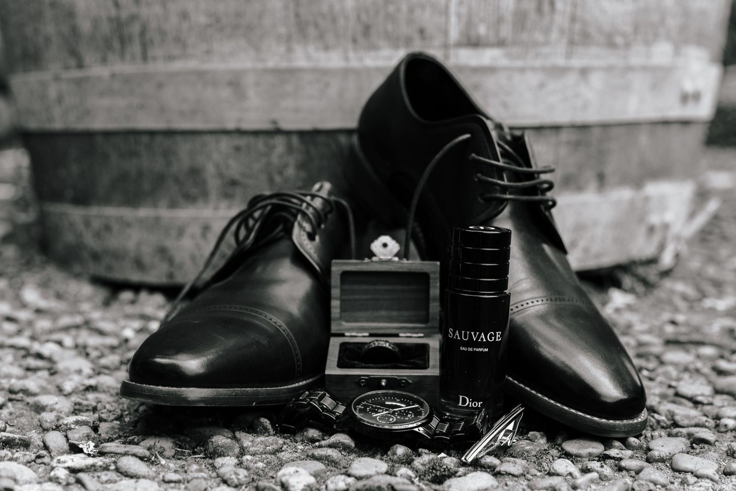 detail wedding photos in central Oregon at the water oasis. Beautiful wedding photos. Photo of the grooms shoes and ring. Moody