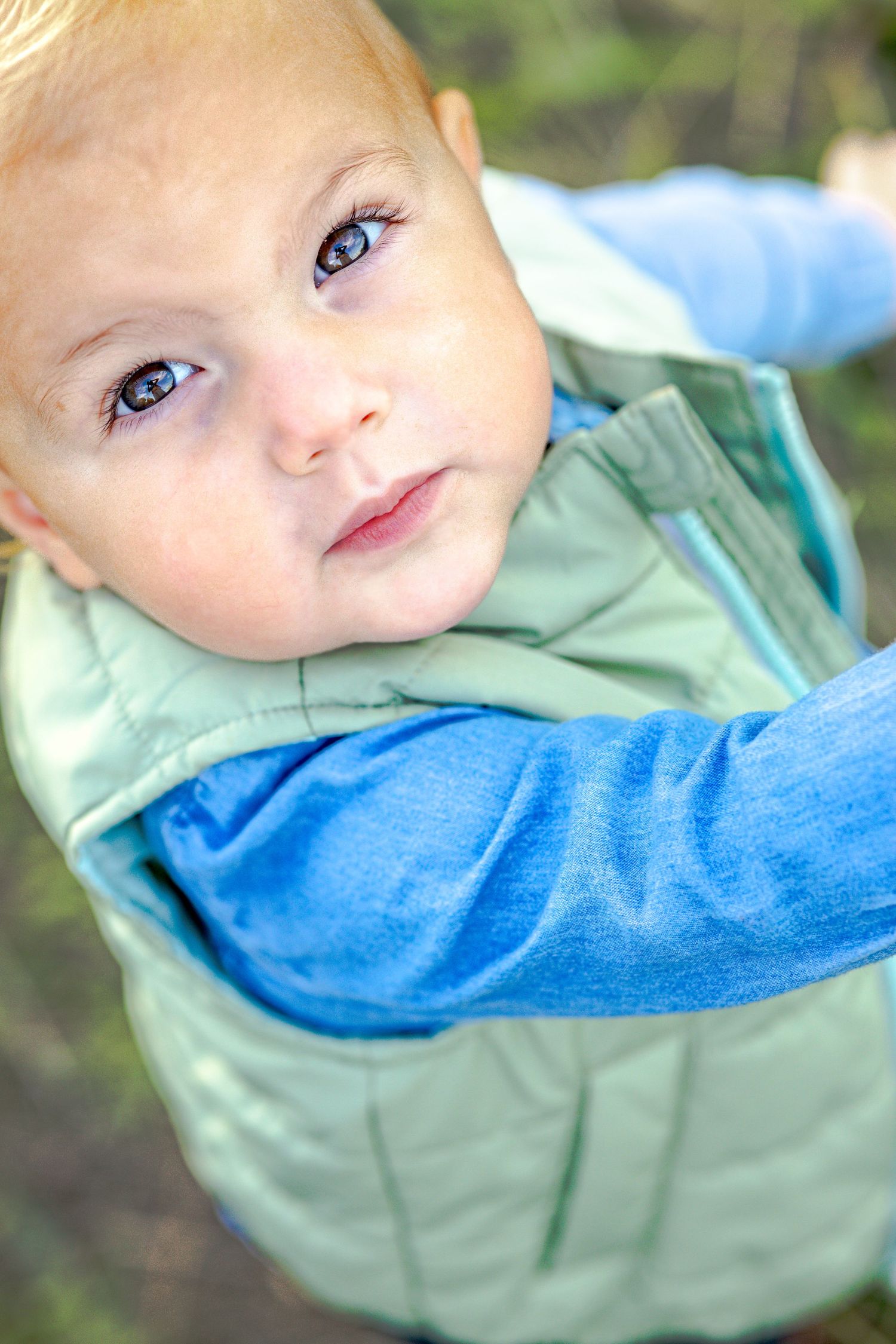 Golden hour family photo. Candid family photo. PNW family photo session in a field. Outdoor family photos.