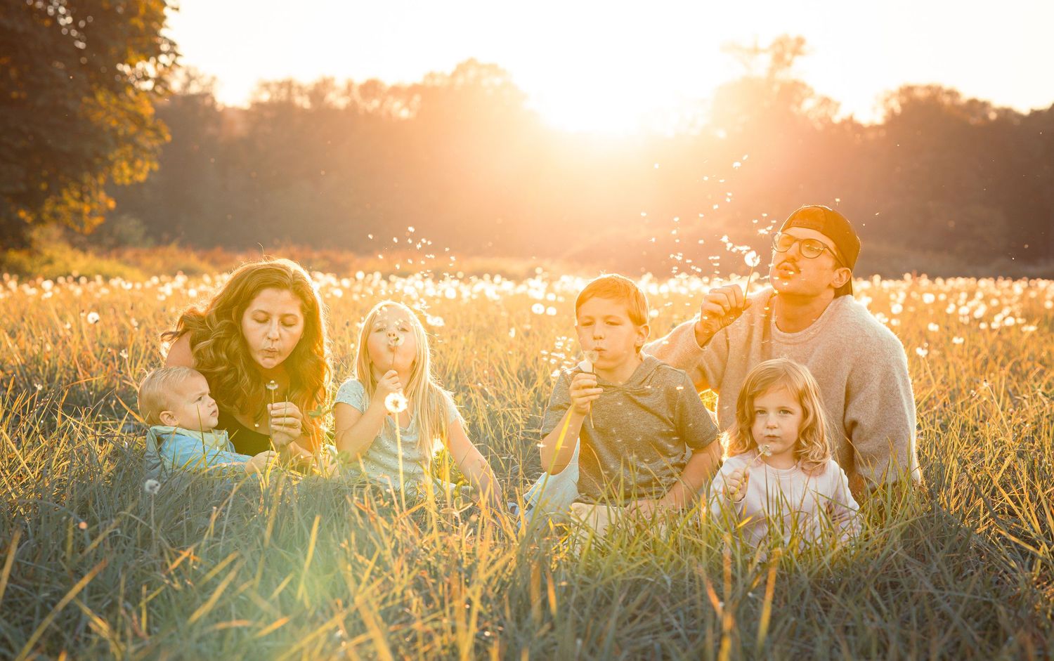 Golden hour family photo. Candid family photo. PNW family photo session in a field. Outdoor family photos.