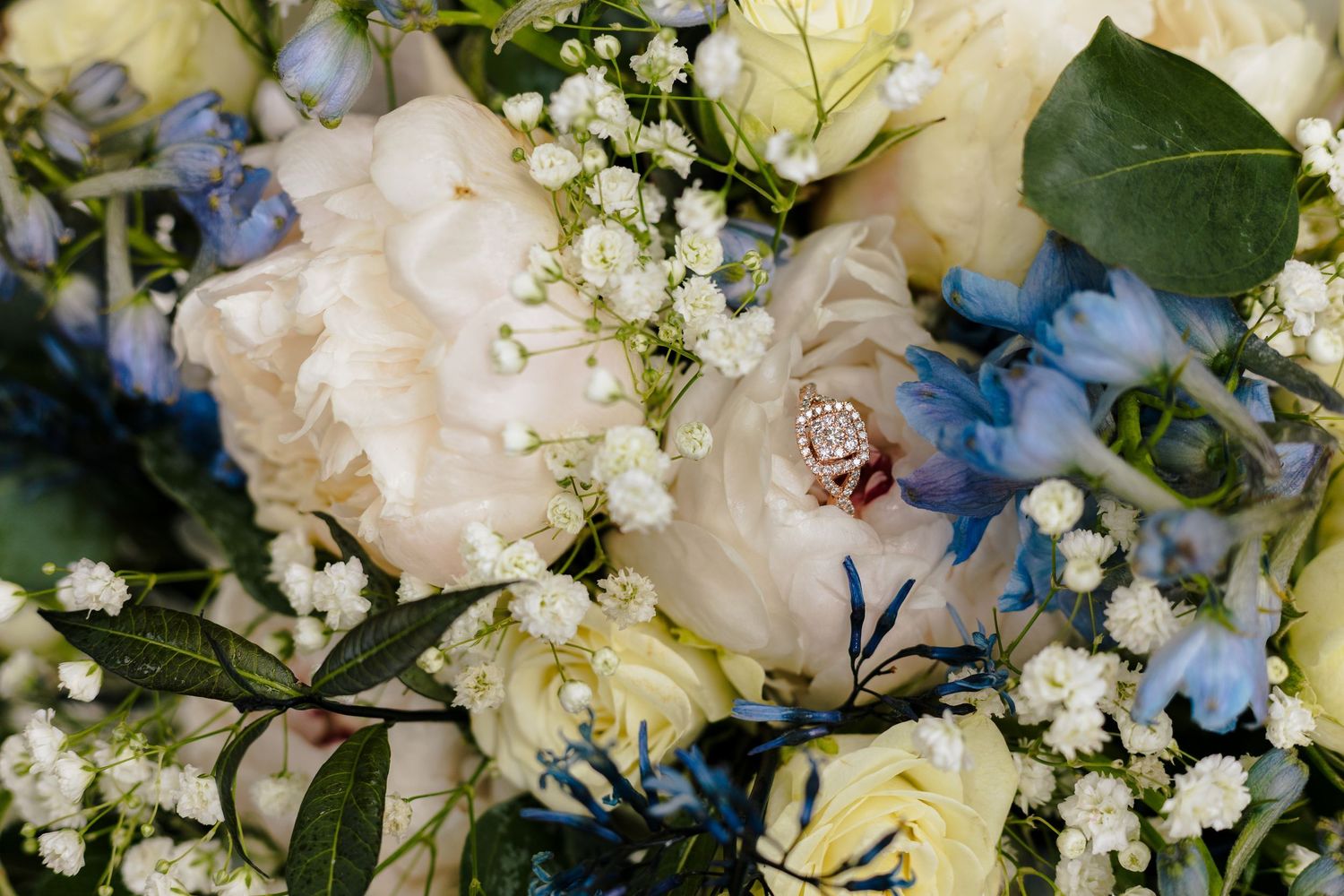 detail wedding photos in central Oregon at the water oasis. Beautiful wedding photos. Photo of the ring in the brides bouquet. Moody