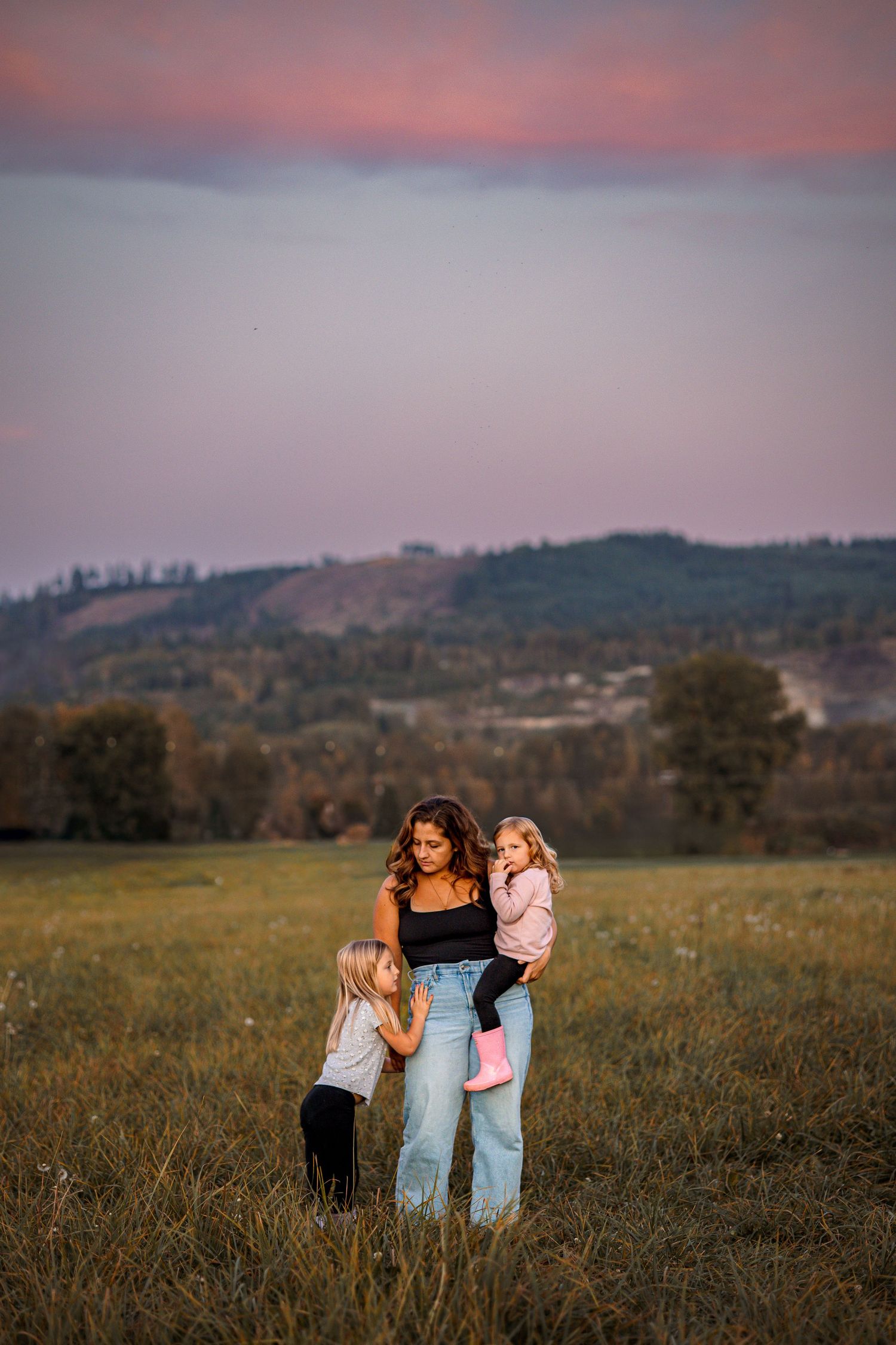 Golden hour family photo. Candid family photo. PNW family photo session in a field. Outdoor family photos. Sunset family photo. Snohomish wa