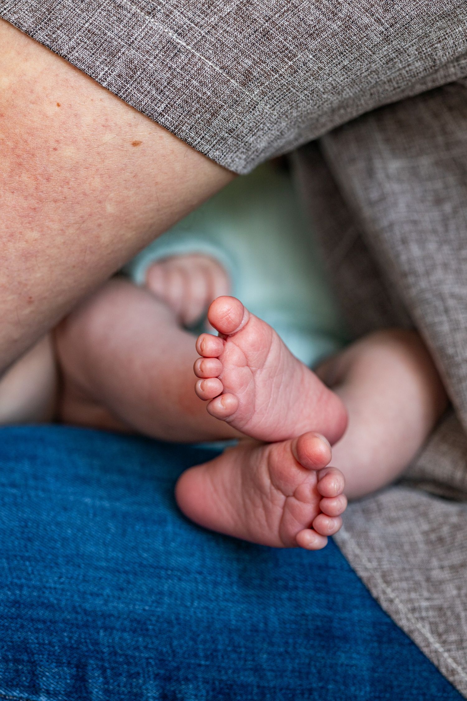 Detail newborn photo. Lifestyle newborn session. indoor newborn photography