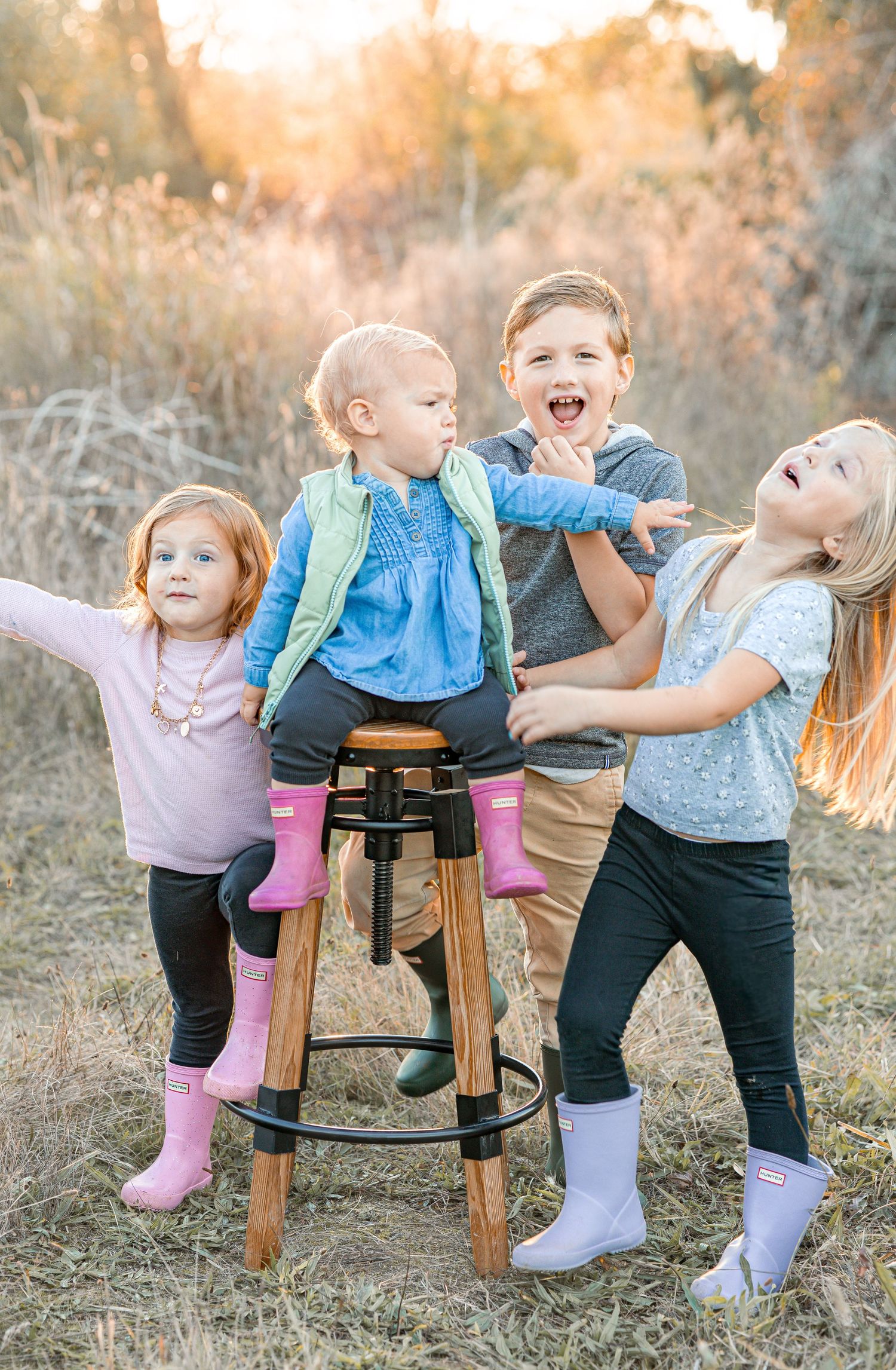 Golden hour family photo. Candid family photo. PNW family photo session in a field. Outdoor family photos.