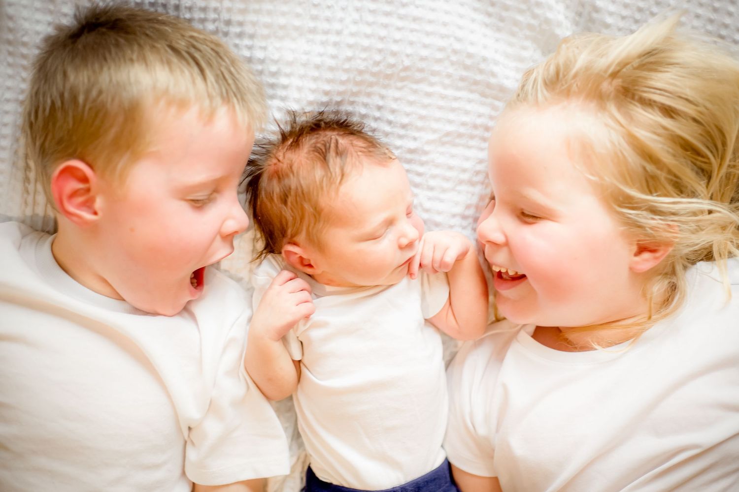 Lifestyle newborn session. Indoor newborn photography. Sibling newborn photos. Candid newborn photo.