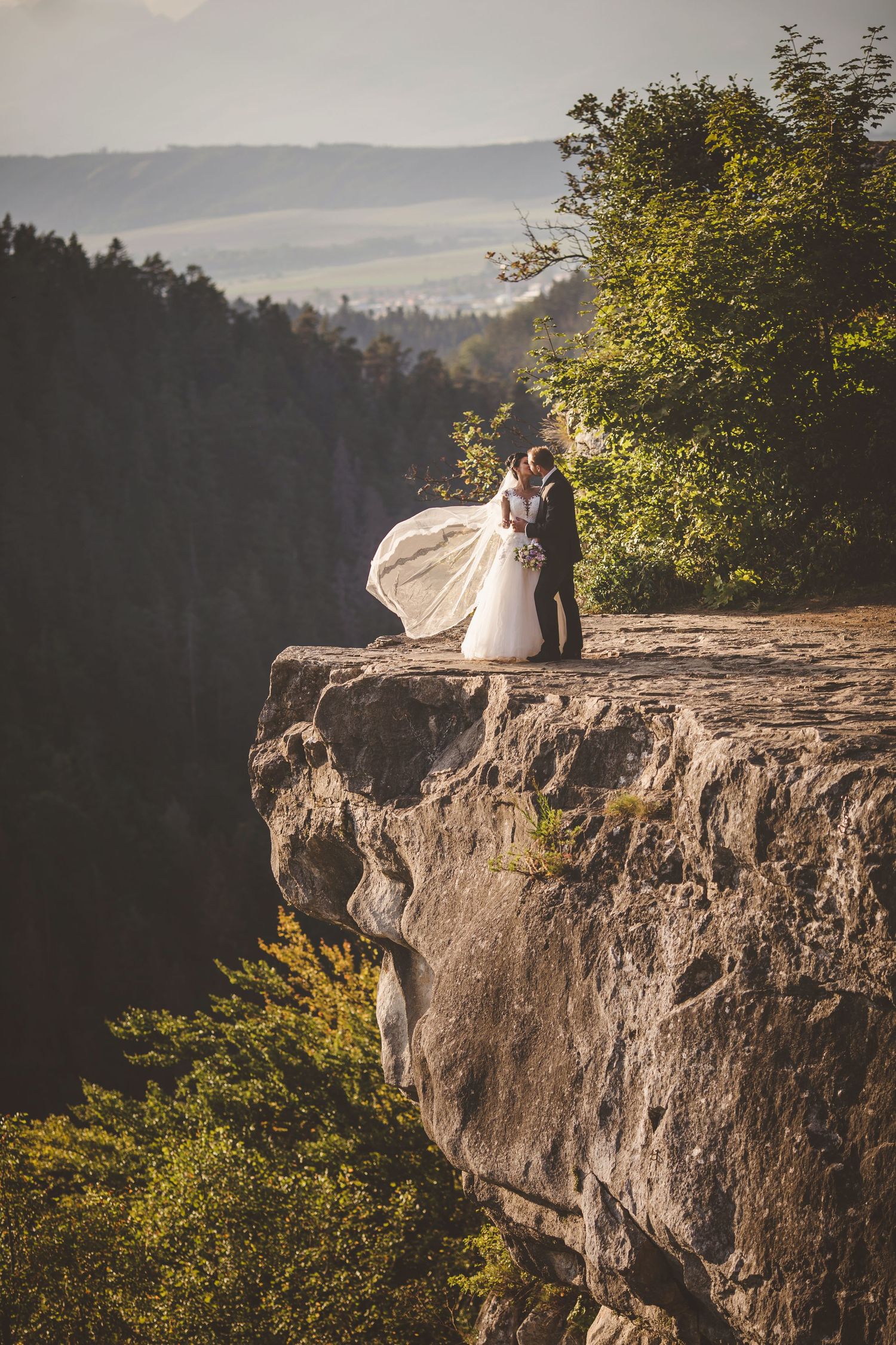svadobna-fotografia-exterier-prirodzene-svetlo-panorama-vyhlad-tomasovsky vyhlad