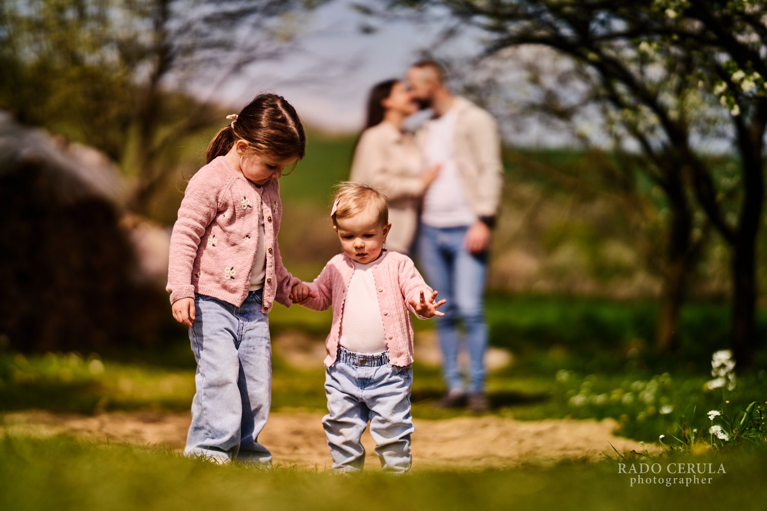 rodinna-fotografia-exterier-prirodzene-svetlo-emocia-deti-rodicia