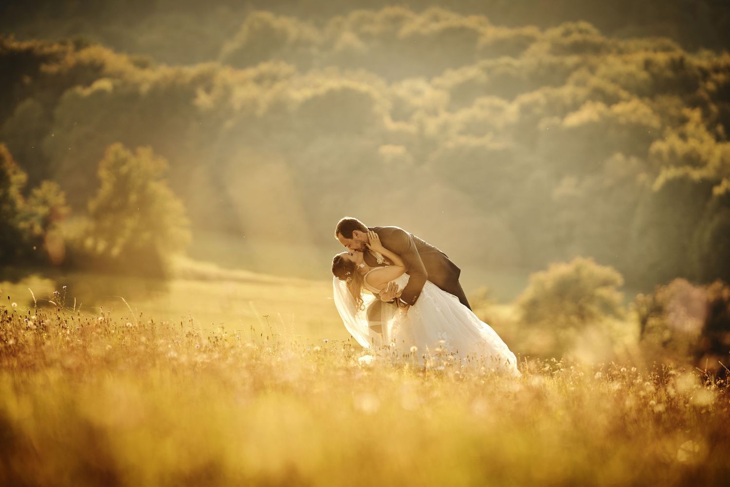 svadobna-fotografia-exterier-prirodzene-svetlo-emocia